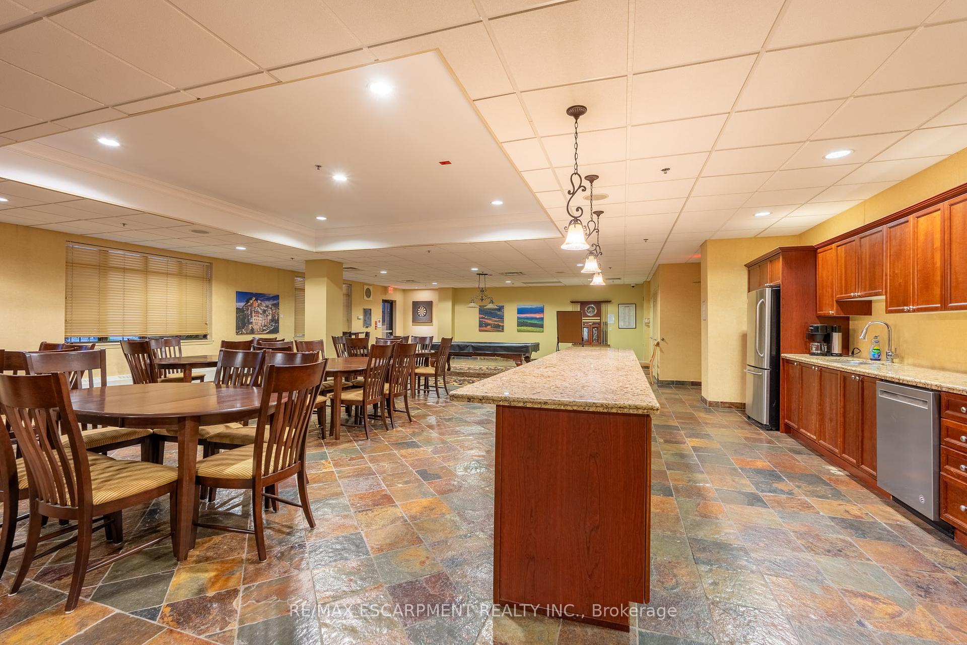 2 Bedrooms Condo at 399 Elizabeth, Burlington For sale