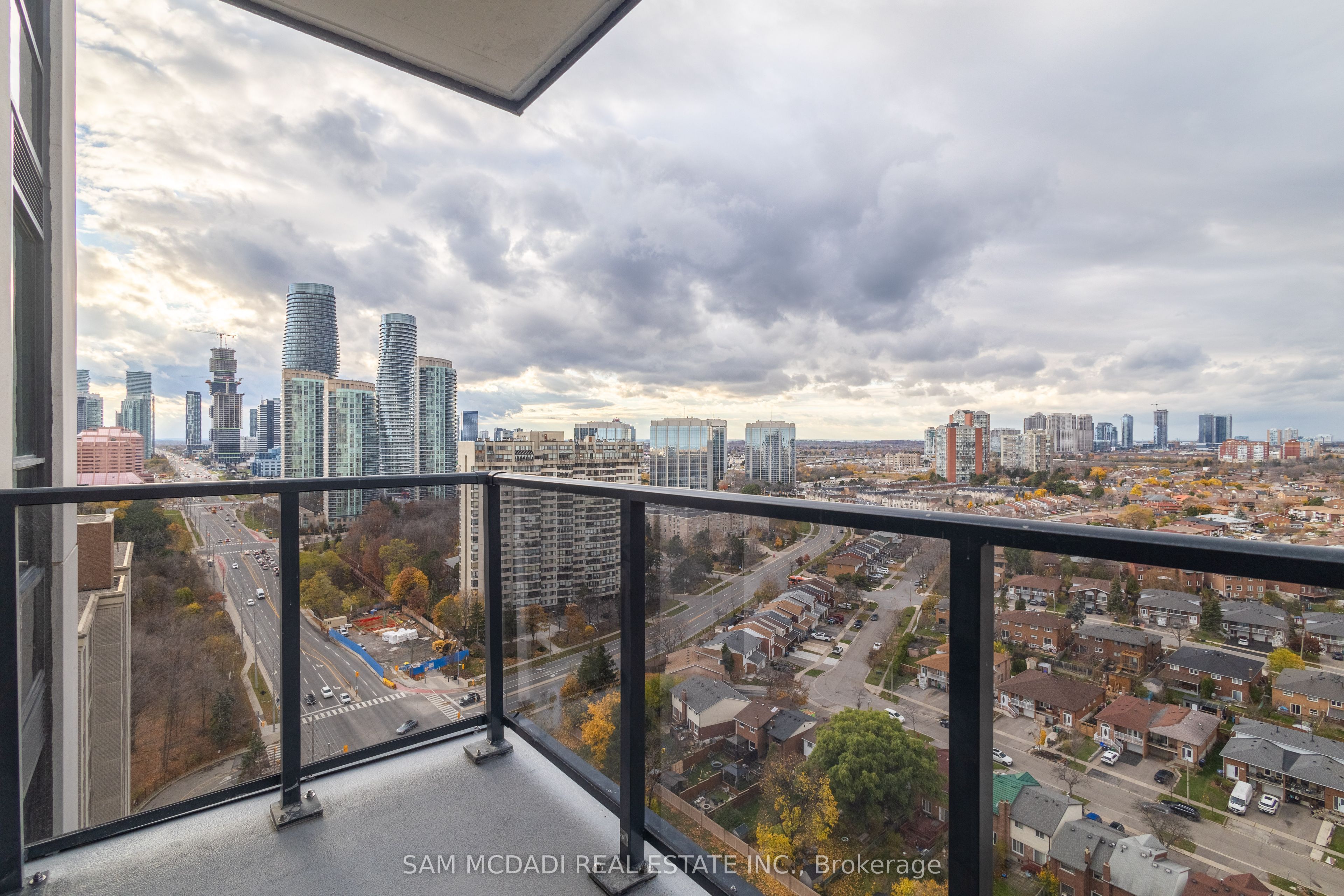 202 Burnhamthorpe Road E, #2004