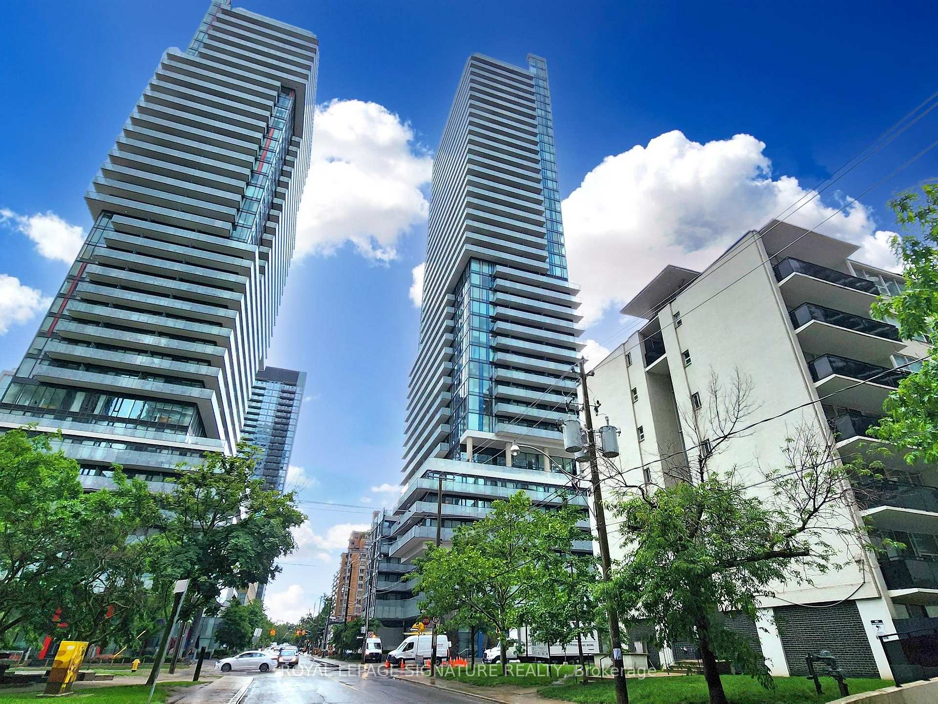 2 Bedrooms Condo at 161 Roehampton, Toronto For sale