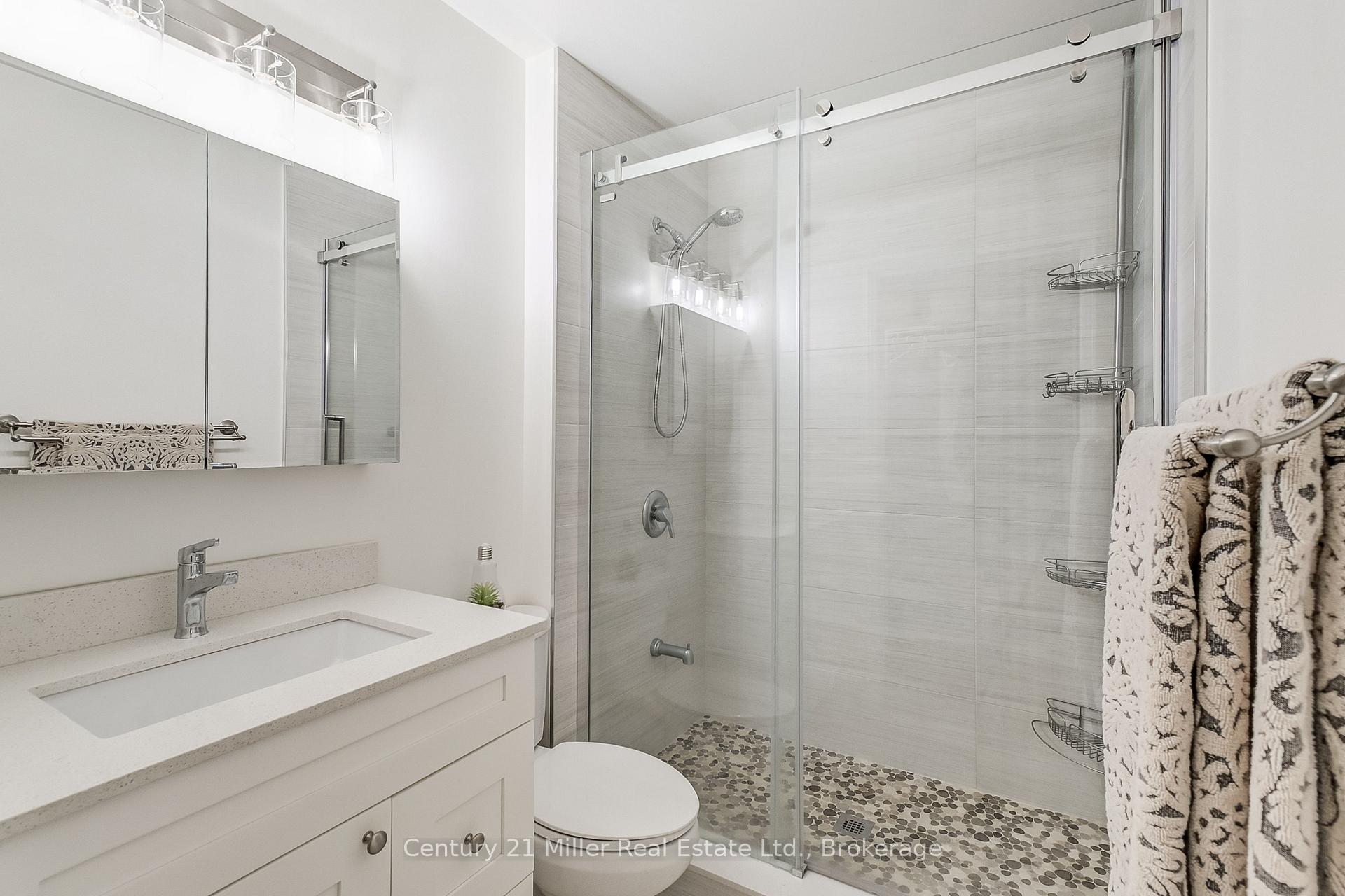 3 Bedrooms Condo at 1120 Queens, Oakville For sale