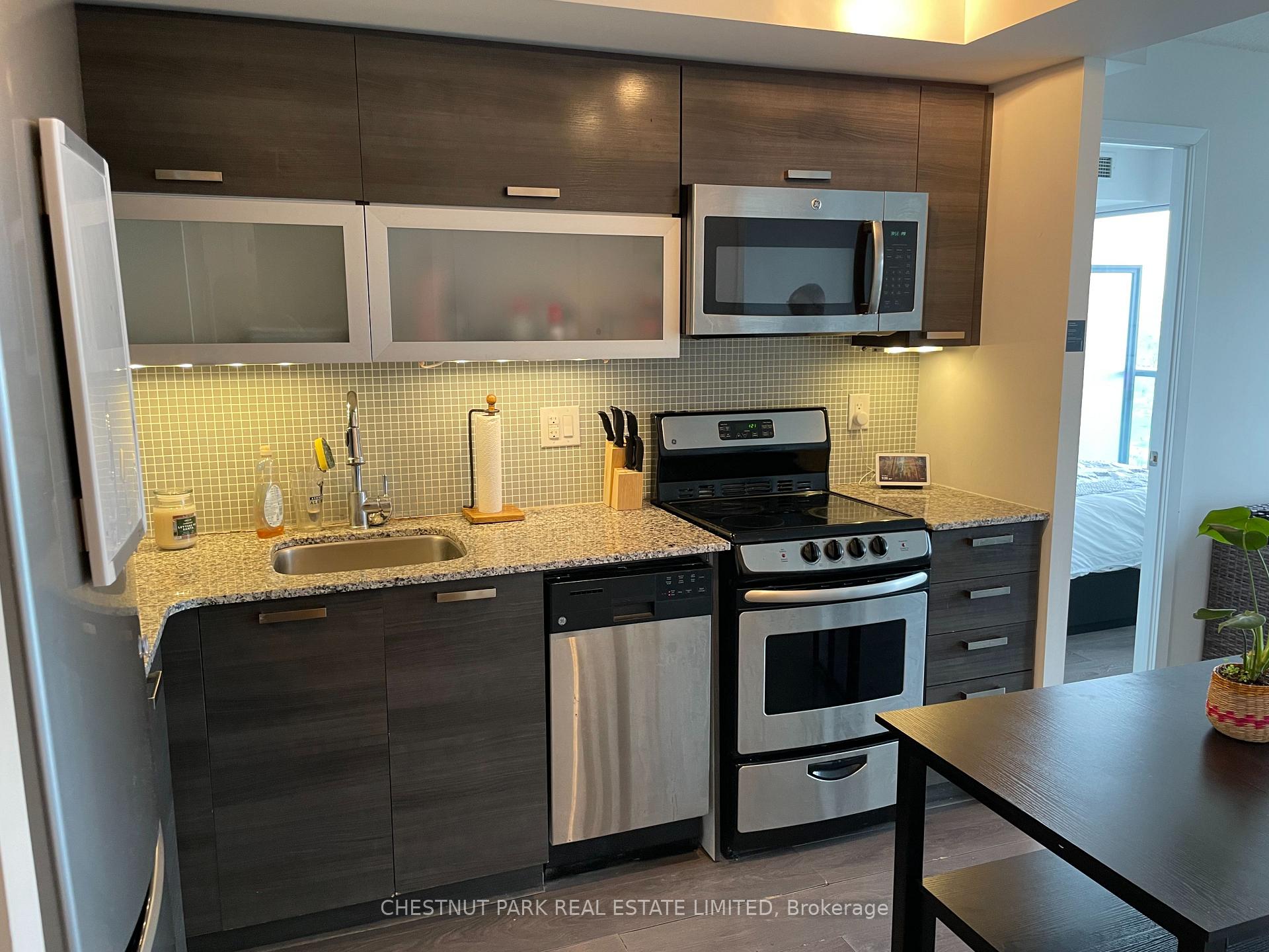 2 Bedrooms Condo at 36 Lisgar, Toronto For sale