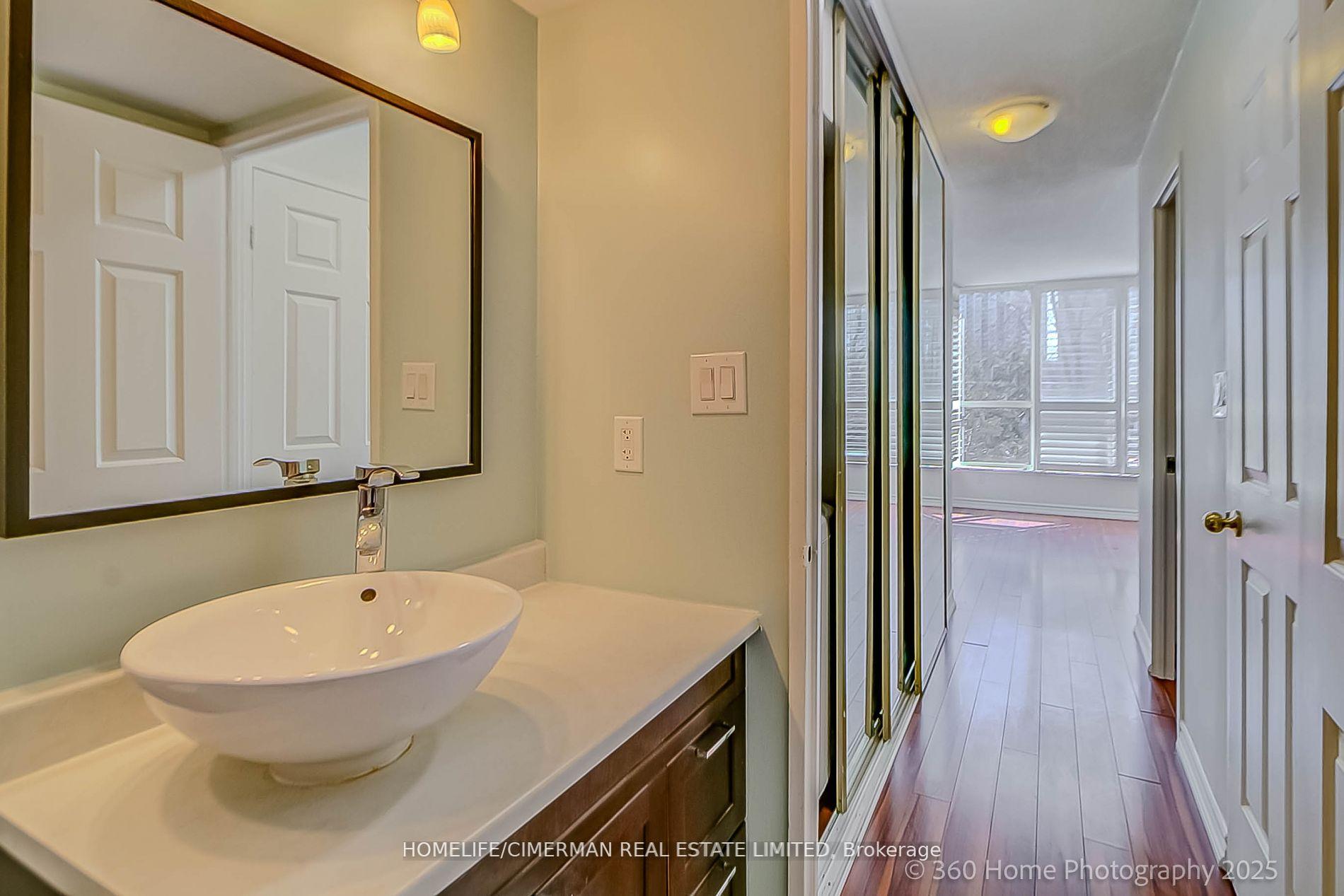 2 Bedrooms Condo at 20 Southport, Toronto For sale