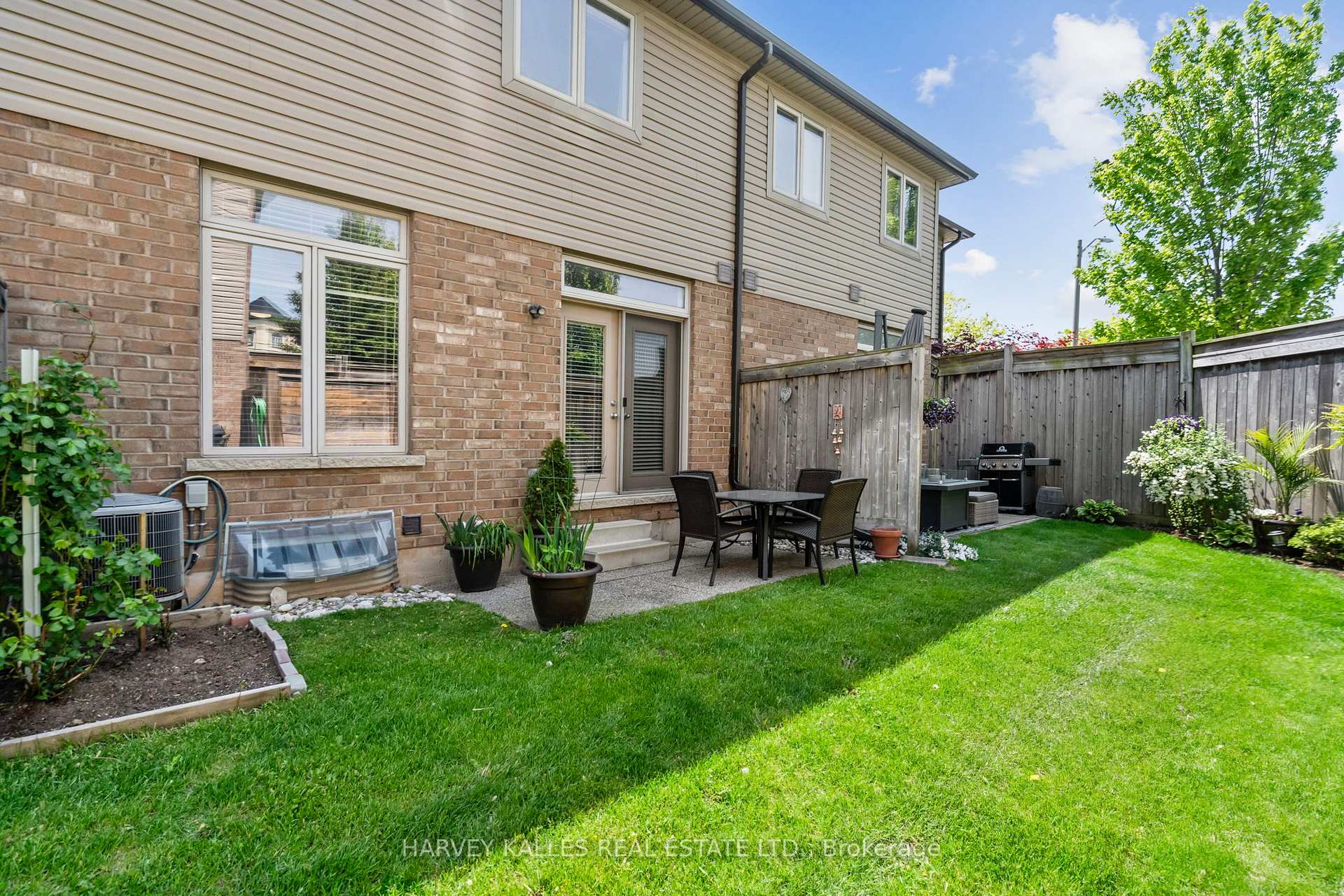 3 Bedrooms Condo at 3003 Glover, Burlington For sale