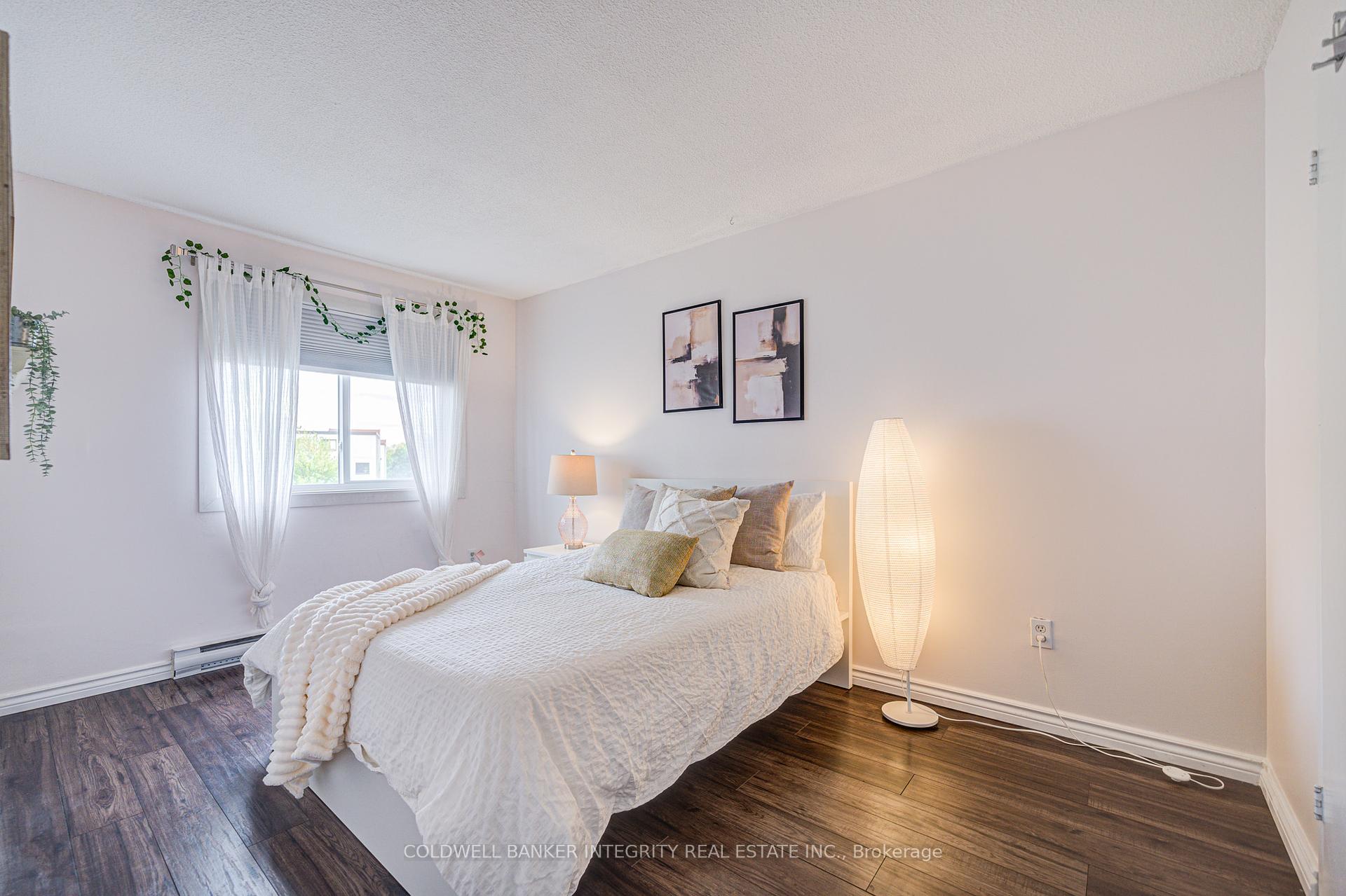 3 Bedrooms Condo at 1036 Falgarwood, Oakville For sale