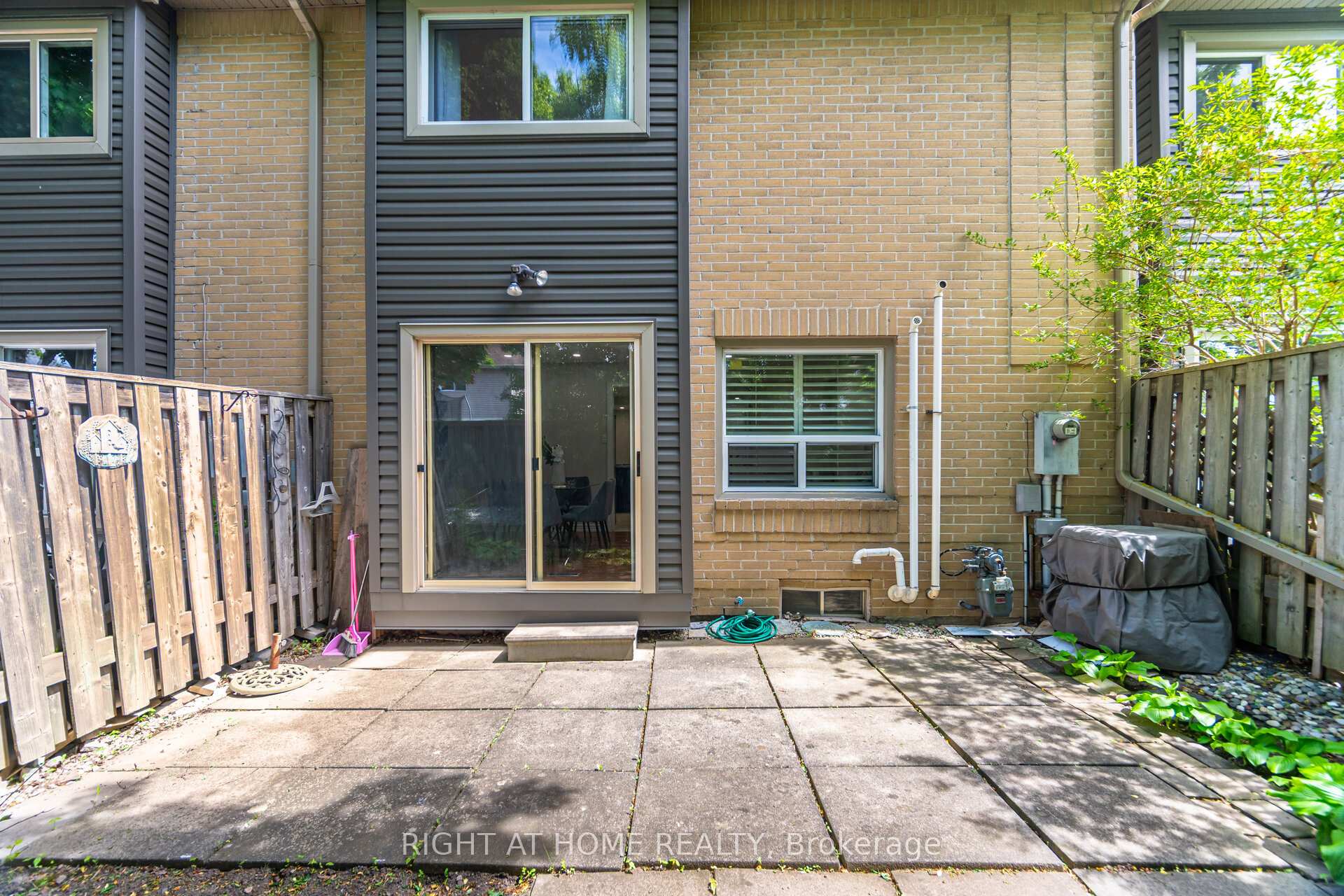 3 Bedrooms Condo at 3600 Colonial, Mississauga For sale