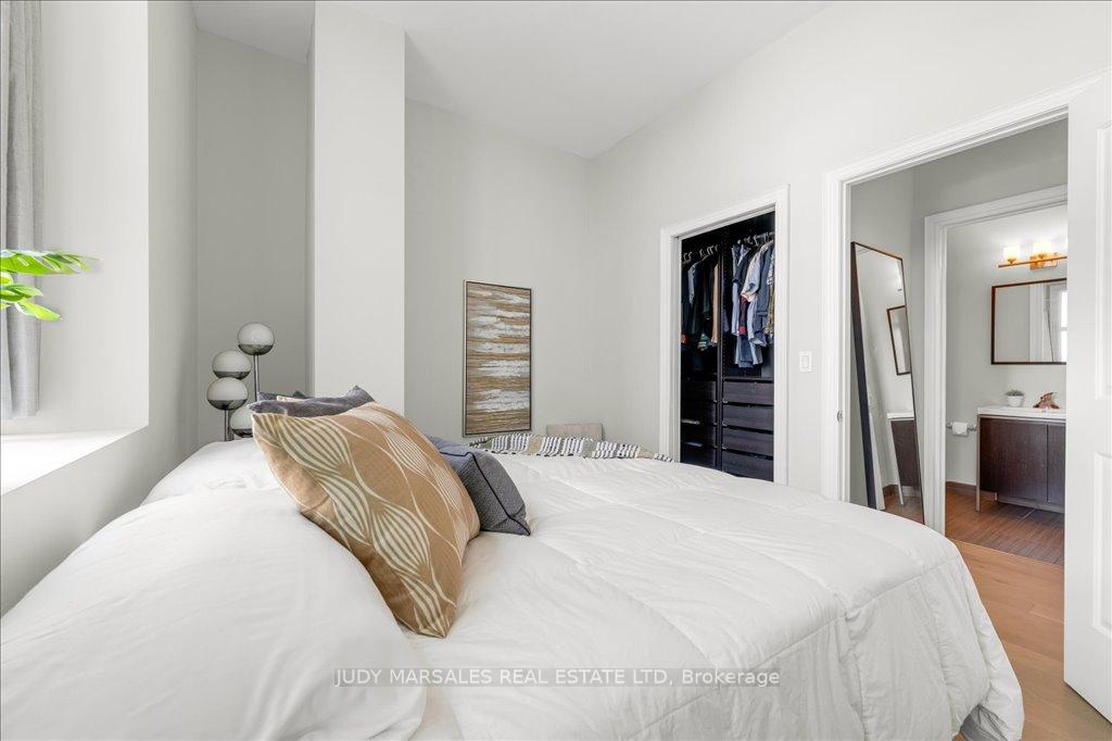 2 Bedrooms Condo at 50 Murray,  Hamilton For sale