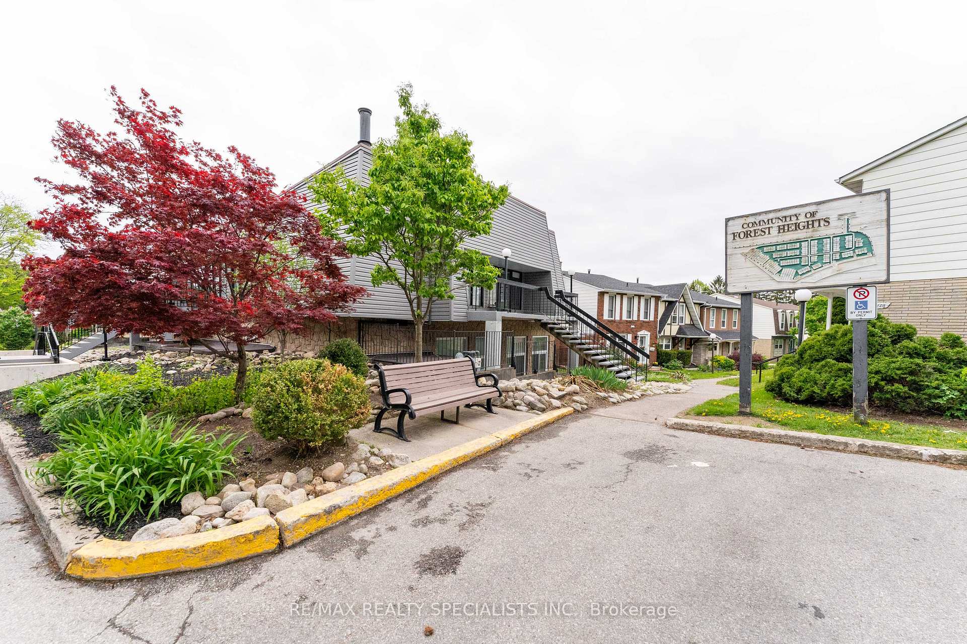 4 Bedrooms Condo at 2230 Upper Middle, Burlington For sale