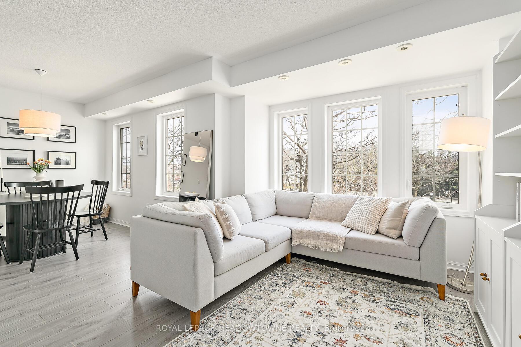 2 Bedrooms Condo at 2614 Dashwood, Oakville For sale