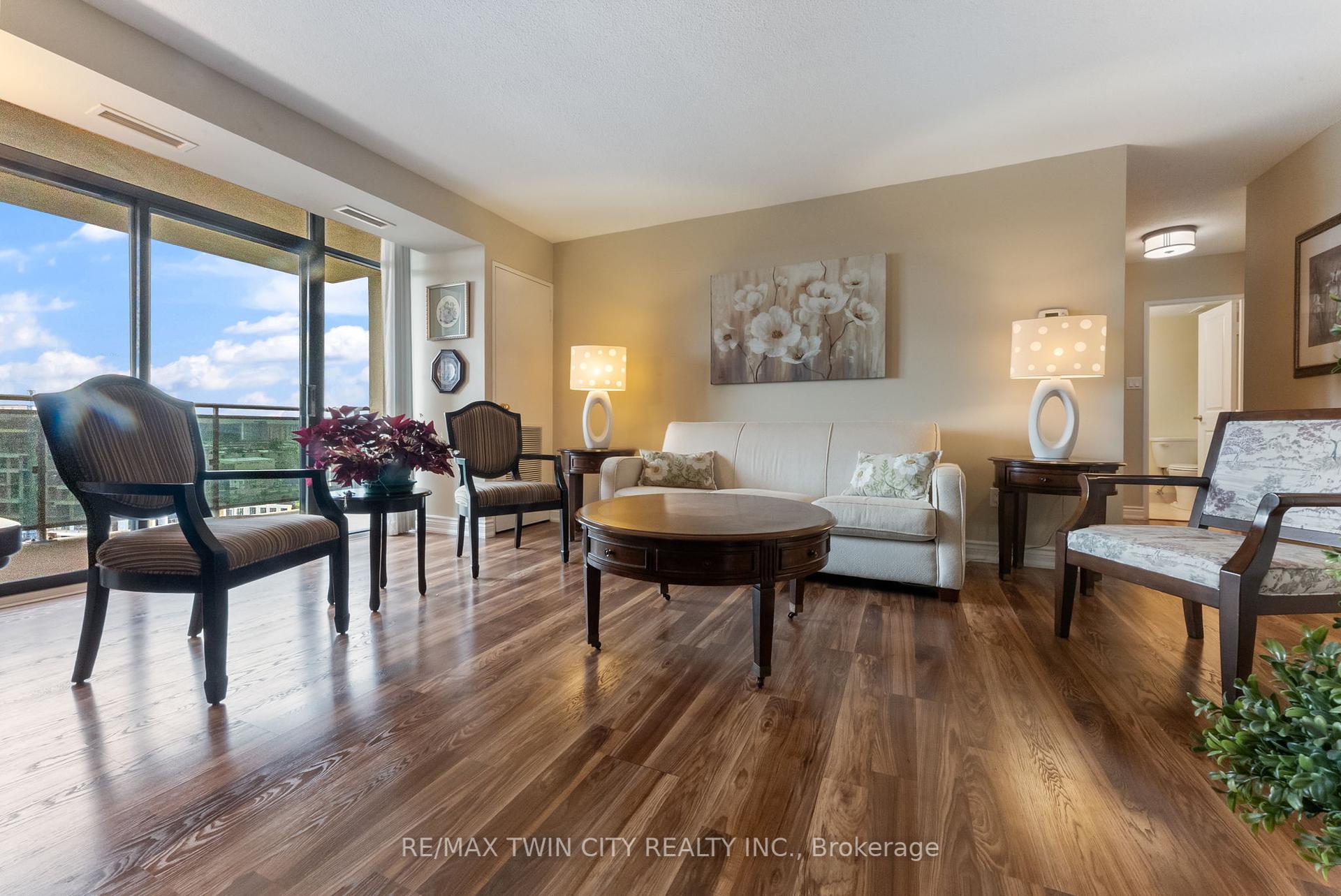 2 Bedrooms Condo at 301 Frances, Hamilton For sale