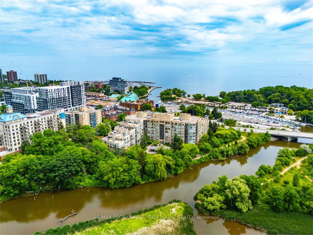 2 Bedrooms Condo at 2511 Lakeshore, Oakville For sale