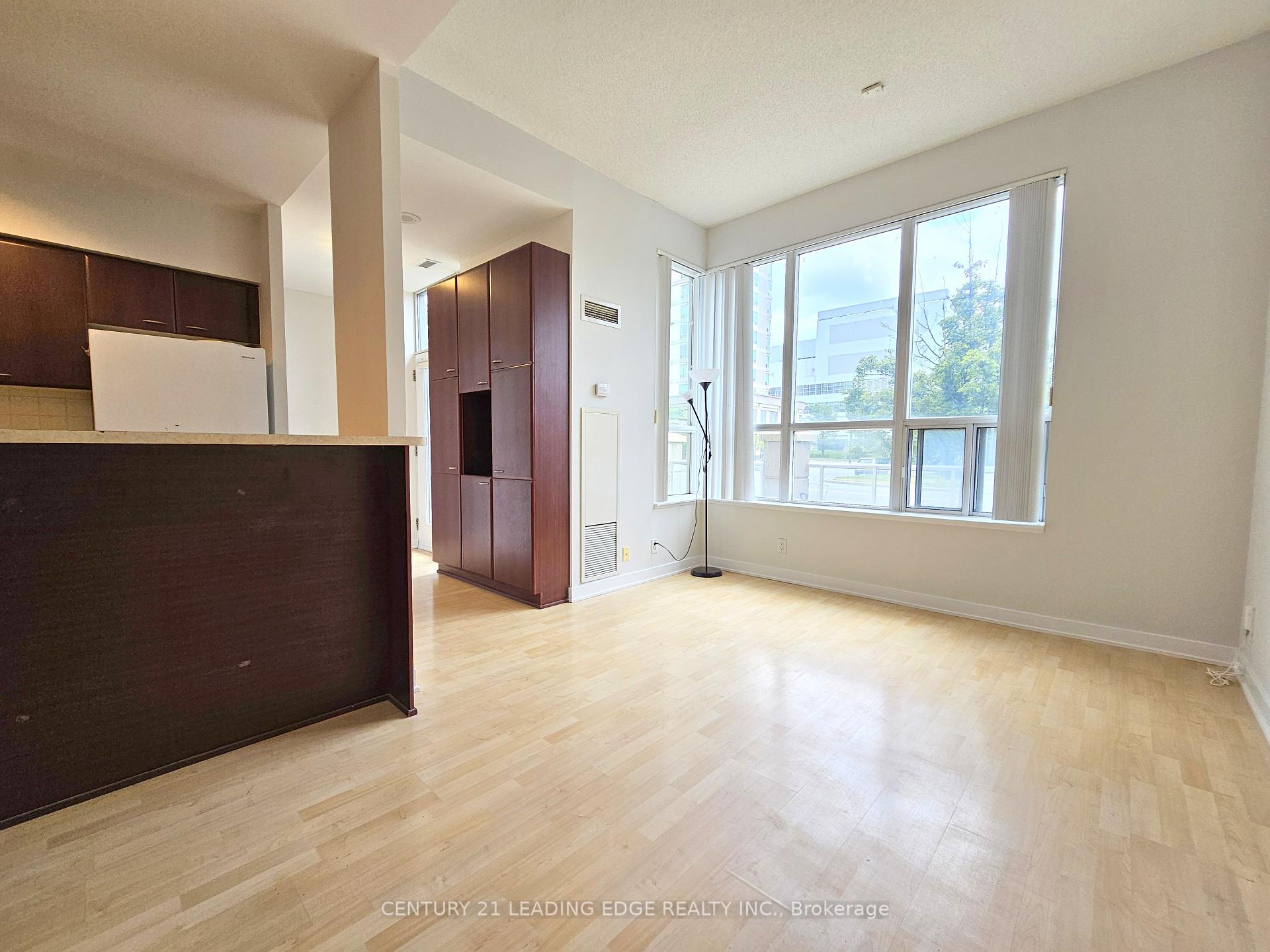 3 Bedrooms Condo at 38 Lee Centre, Toronto For sale