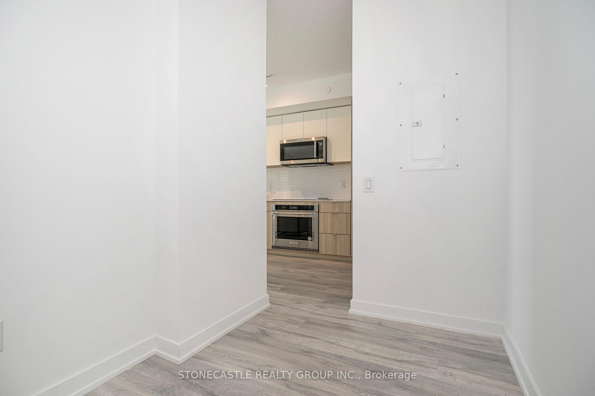 3 Bedrooms Condo at 220 Missinnihe, Mississauga For sale