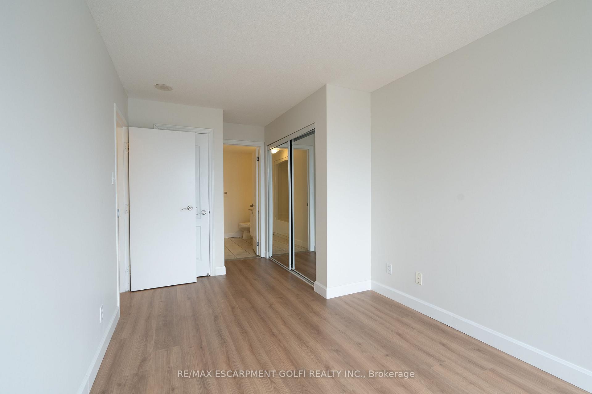2 Bedrooms Condo at 135 James, Hamilton For sale