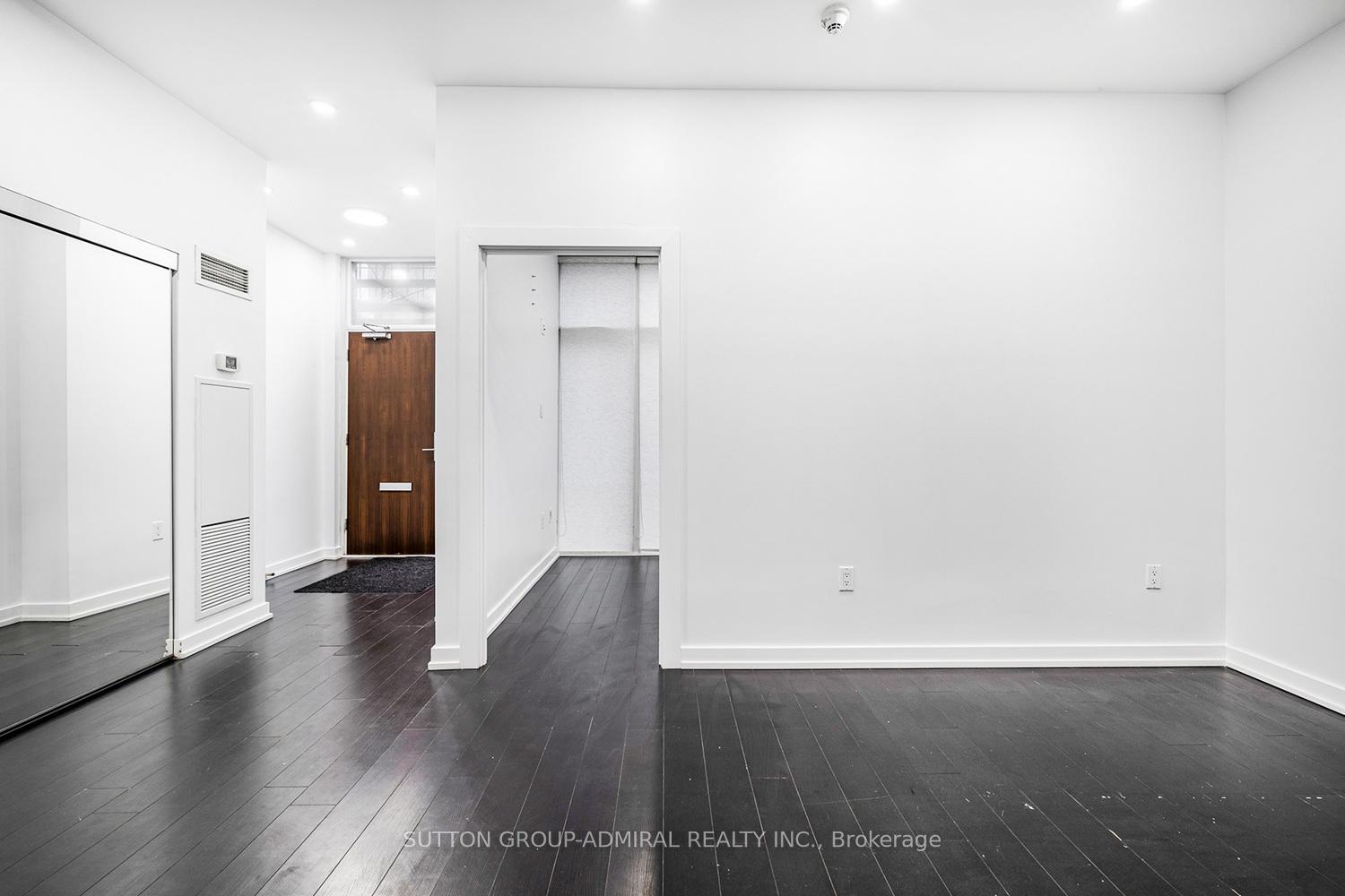 3 Bedrooms Condo at 18 Capreol, Toronto For sale