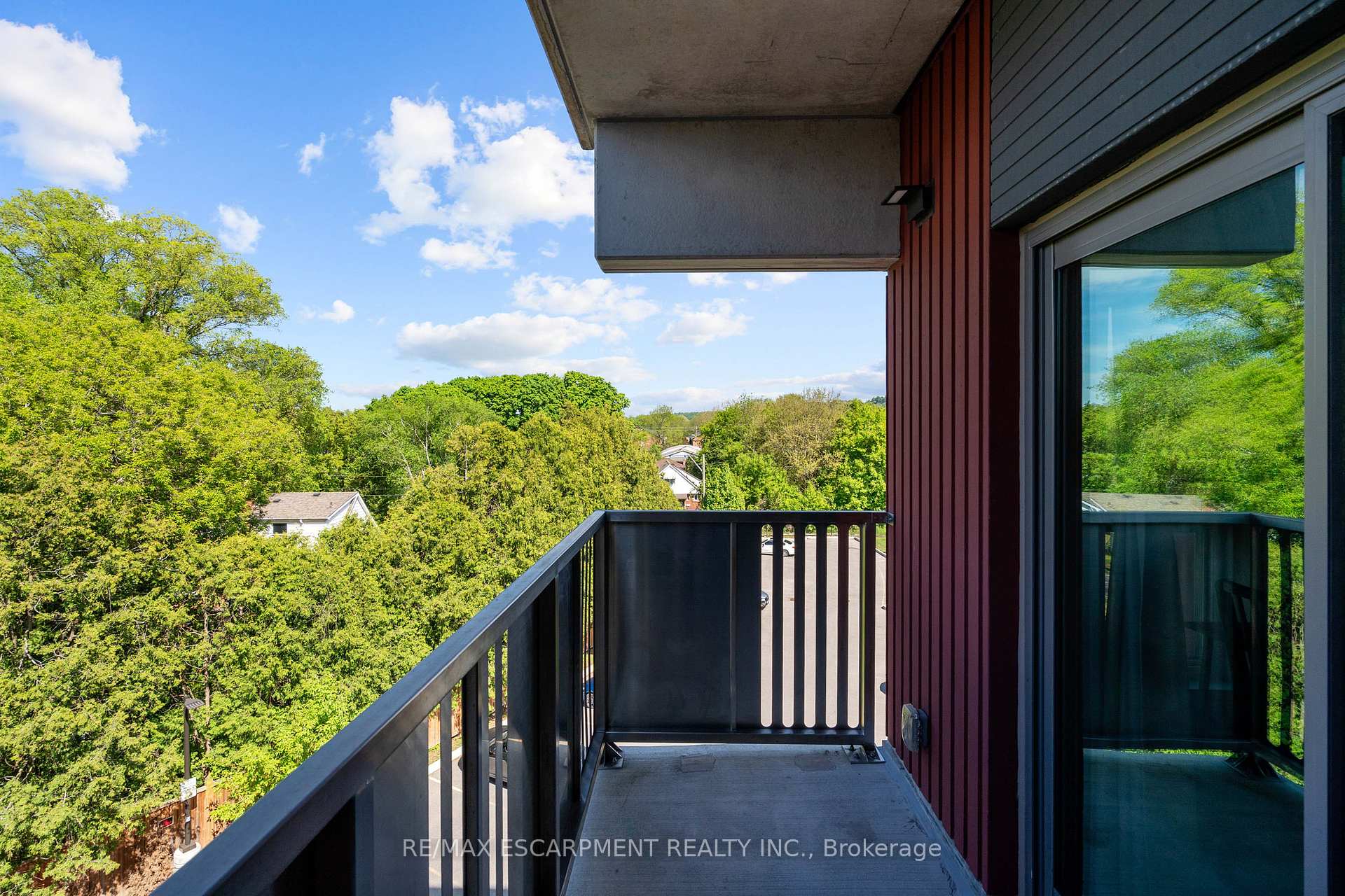 2 Bedrooms Condo at 77 LELAND, Hamilton For sale
