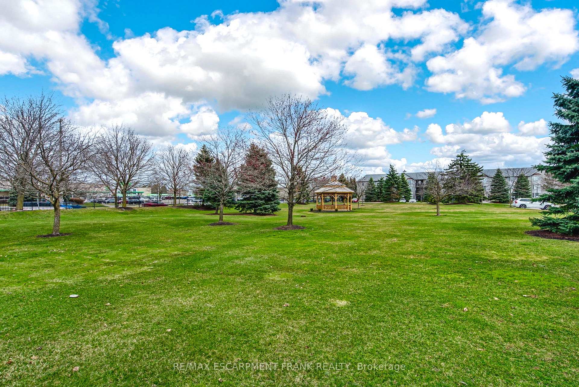 2 Bedrooms Condo at 970 Golf Links,  Hamilton For sale