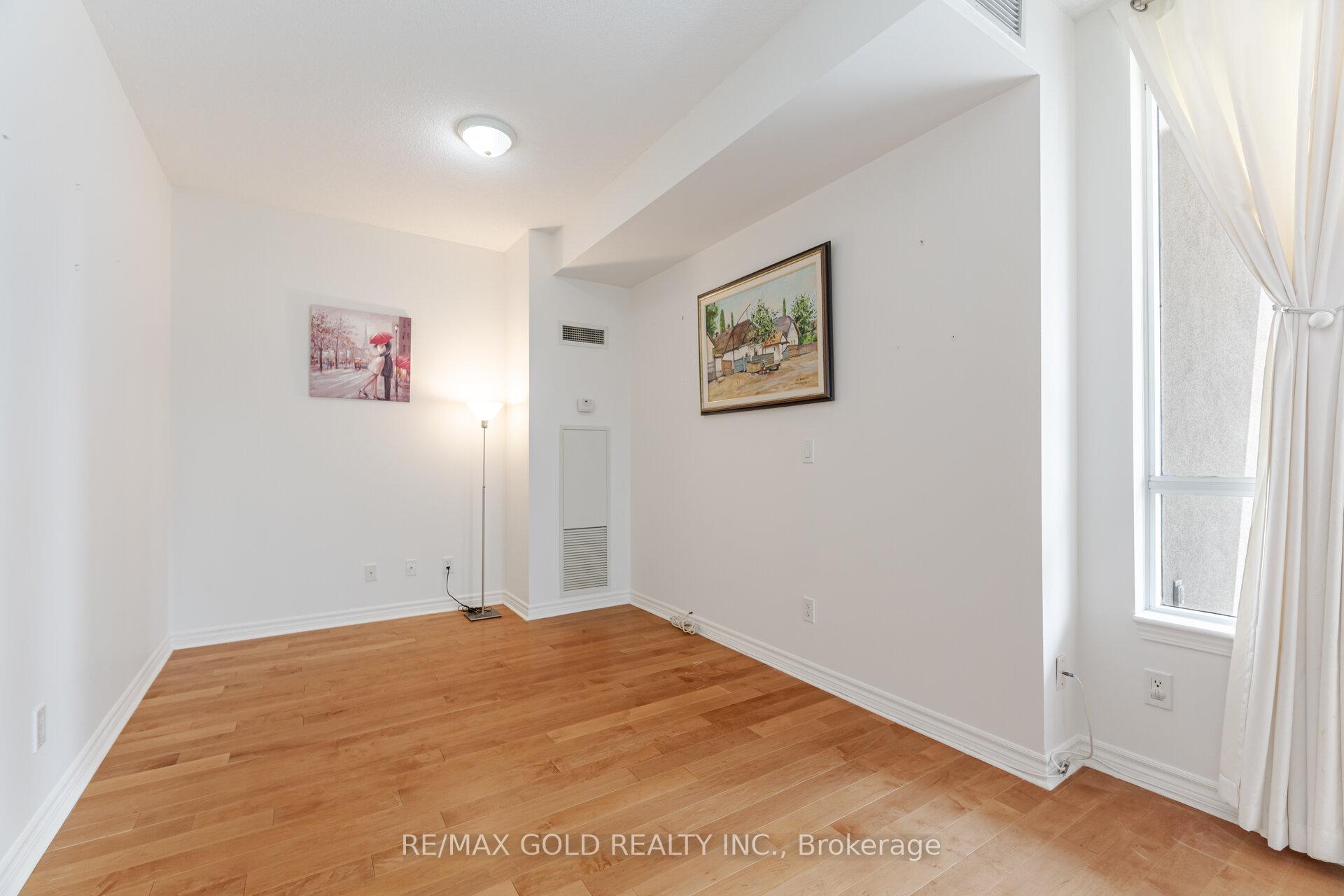 3 Bedrooms Condo at 388 Prince Of Wales, Mississauga For sale