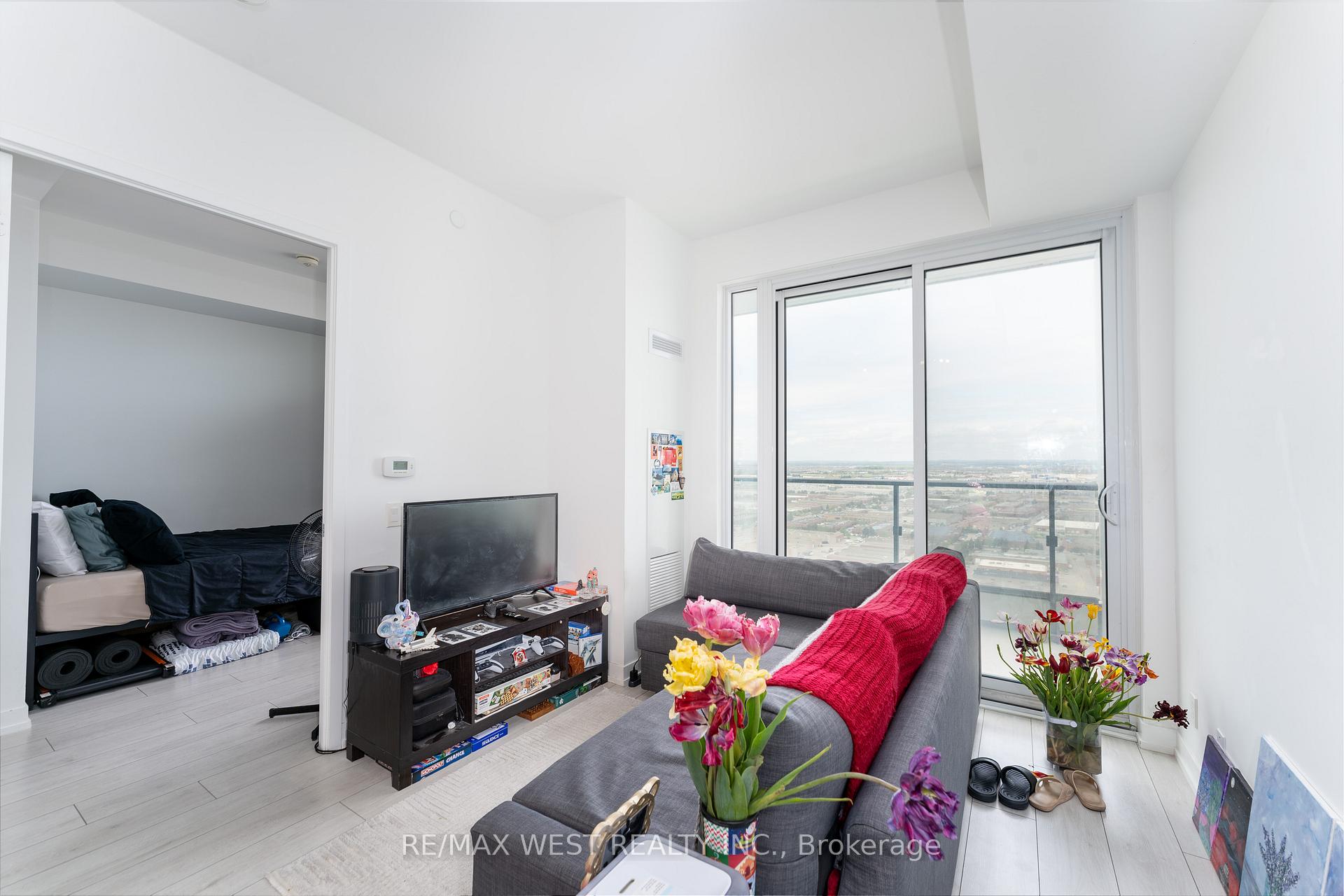2 Bedrooms Condo at 898 Portage, Vaughan For sale