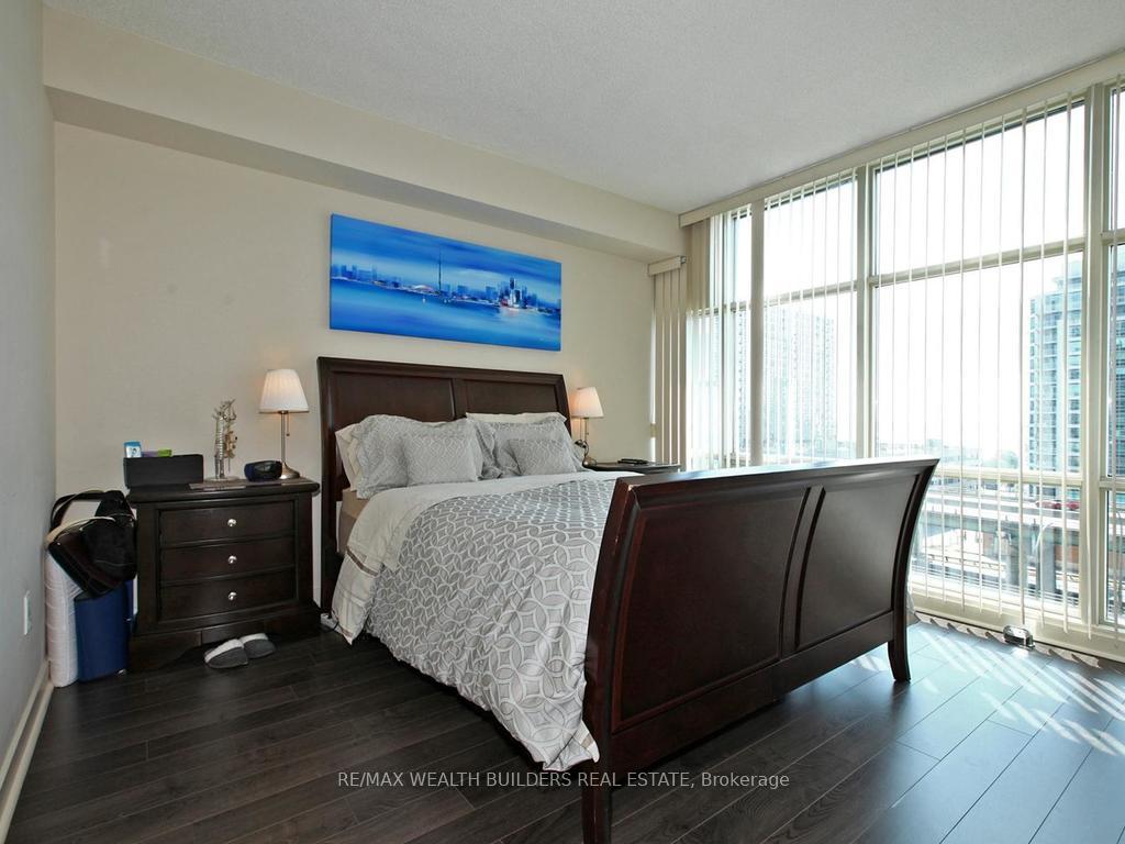 3 Bedrooms Condo at 35 Mariner,  Toronto For sale