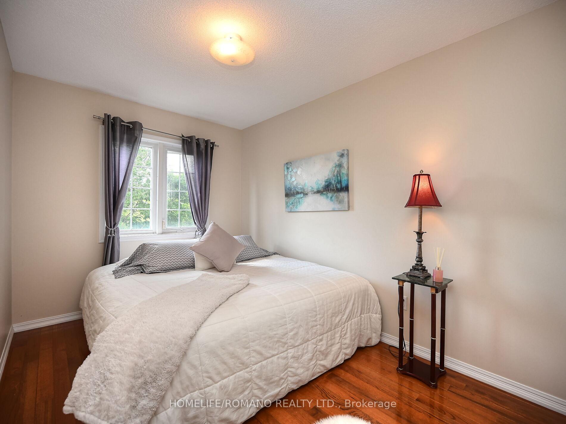 4 Bedrooms Condo at 3030 Breakwater, Mississauga For sale