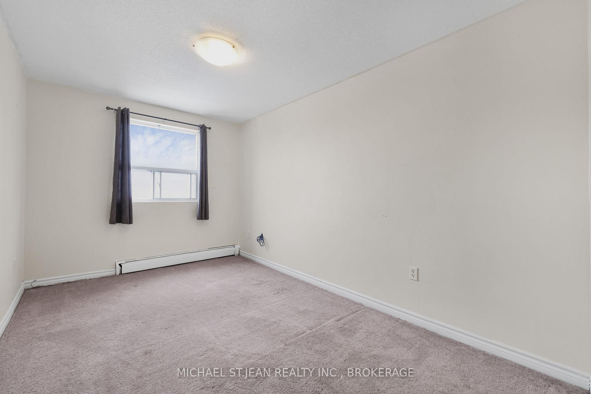 2 Bedrooms Condo at 851 Queenston,  Hamilton For sale