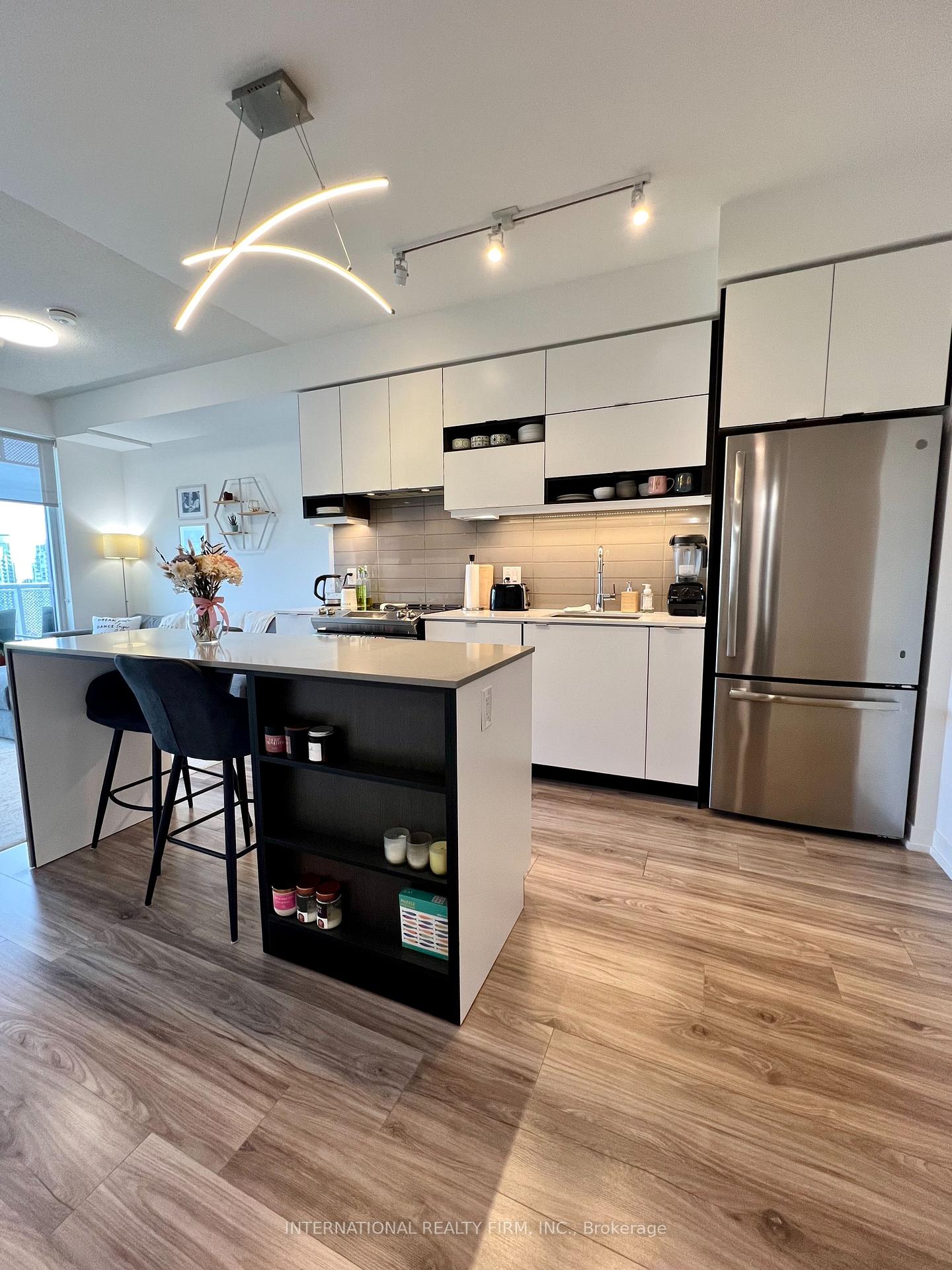 2 Bedrooms Condo at 4065 Confederation, Mississauga For sale
