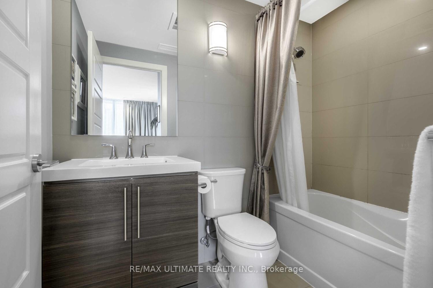 2 Bedrooms Condo at 28 Linden, Toronto For sale