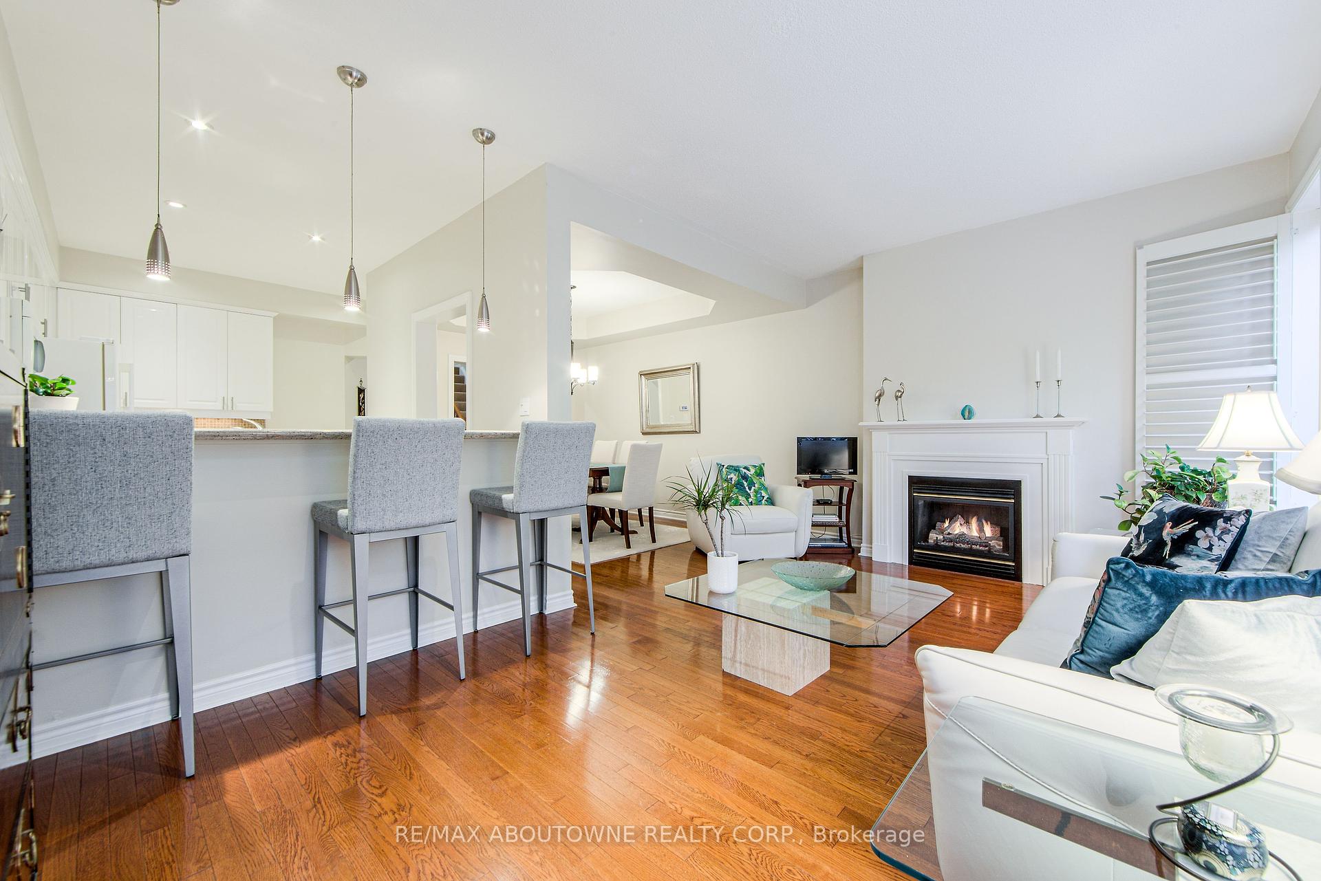 4 Bedrooms Condo at 300 Ravineview, Oakville For sale