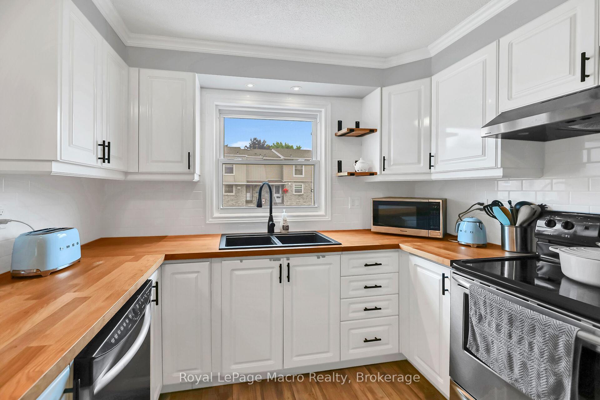 3 Bedrooms Condo at 10 Angus, Hamilton For sale