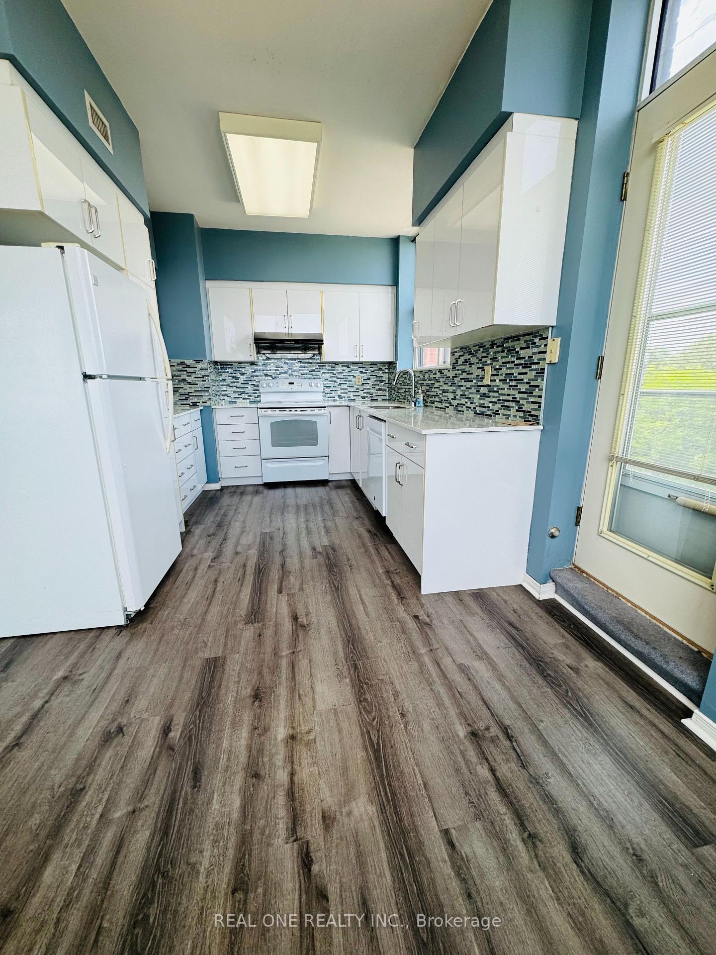 2 Bedrooms Condo at 2199 Sixth, Oakville For sale