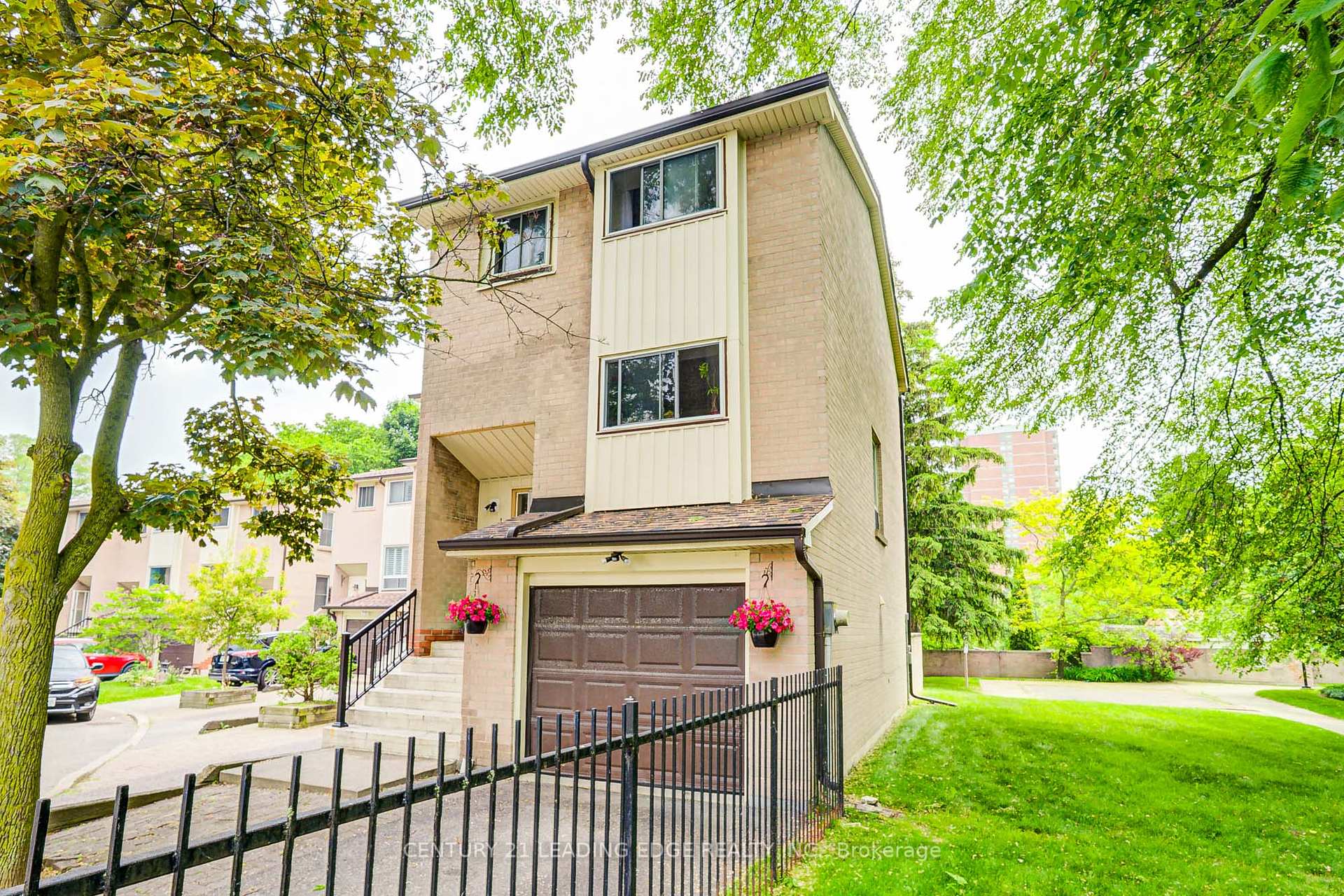 5 Bedrooms Condo at 25 Collinsgrove, Toronto For sale