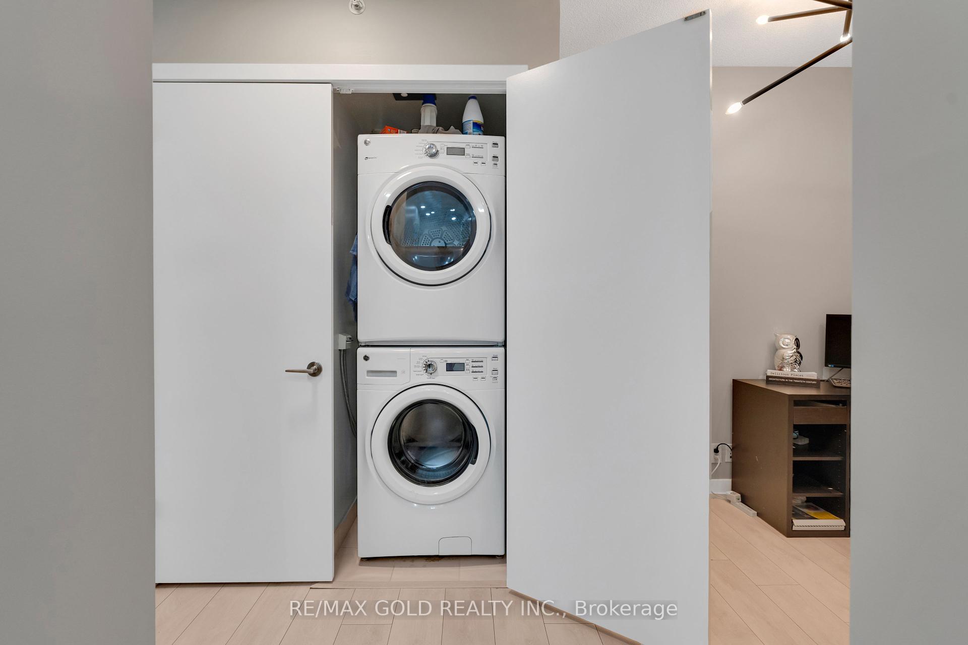 3 Bedrooms Condo at 2212 Lakeshore, Toronto For sale