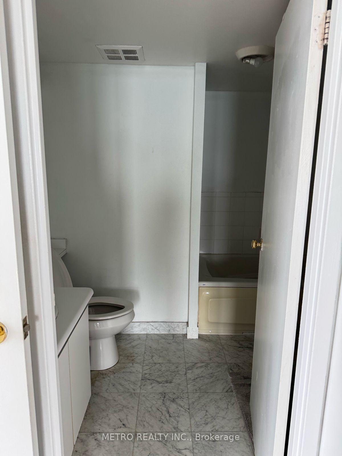 2 Bedrooms Condo at 10 Yonge, Toronto For sale