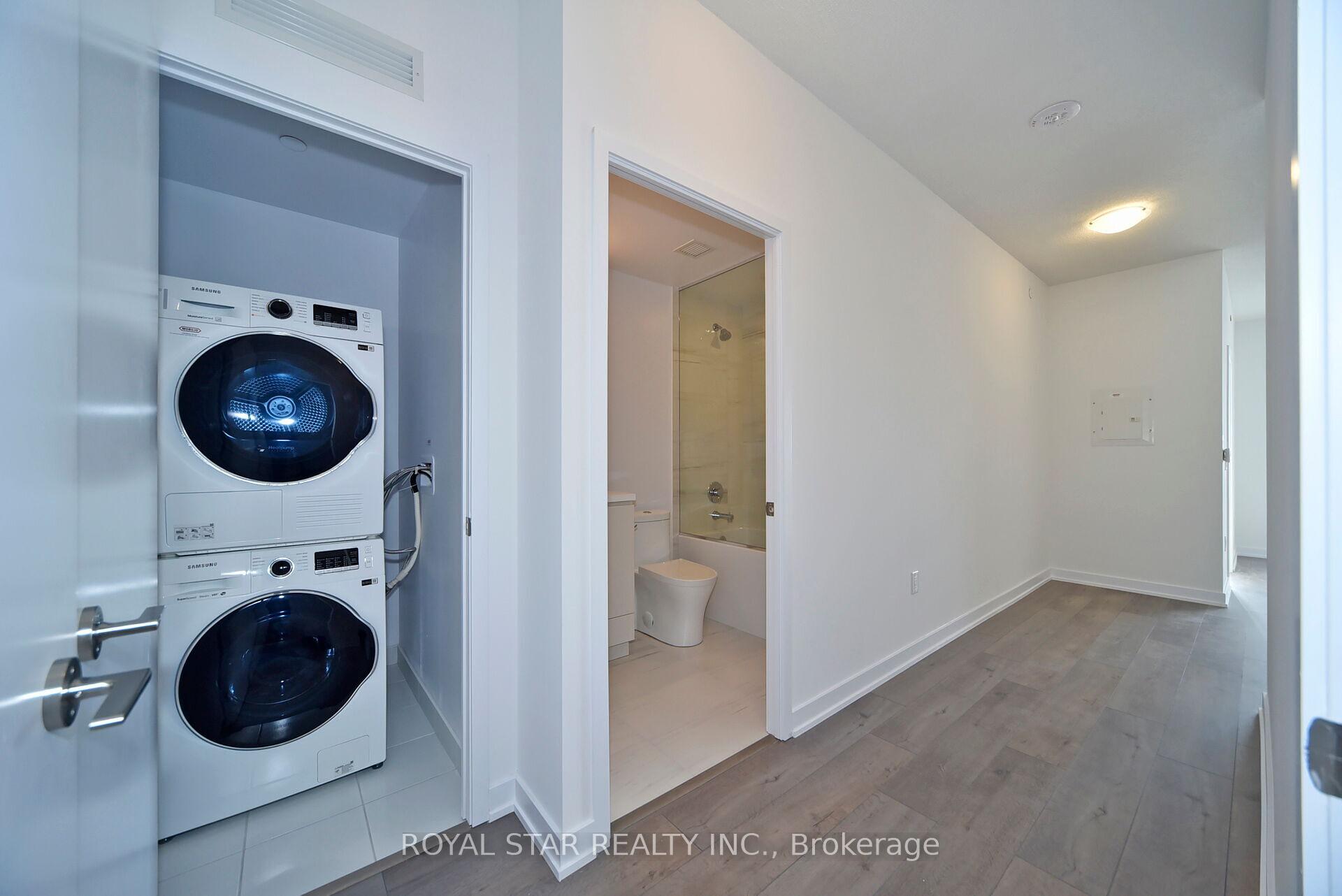 2 Bedrooms Condo at 10 Honeycrisp, Vaughan For sale
