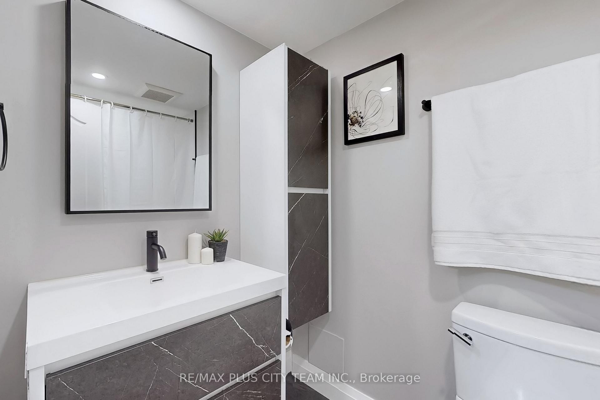 4 Bedrooms Condo at 35 Ormskirk, Toronto For sale