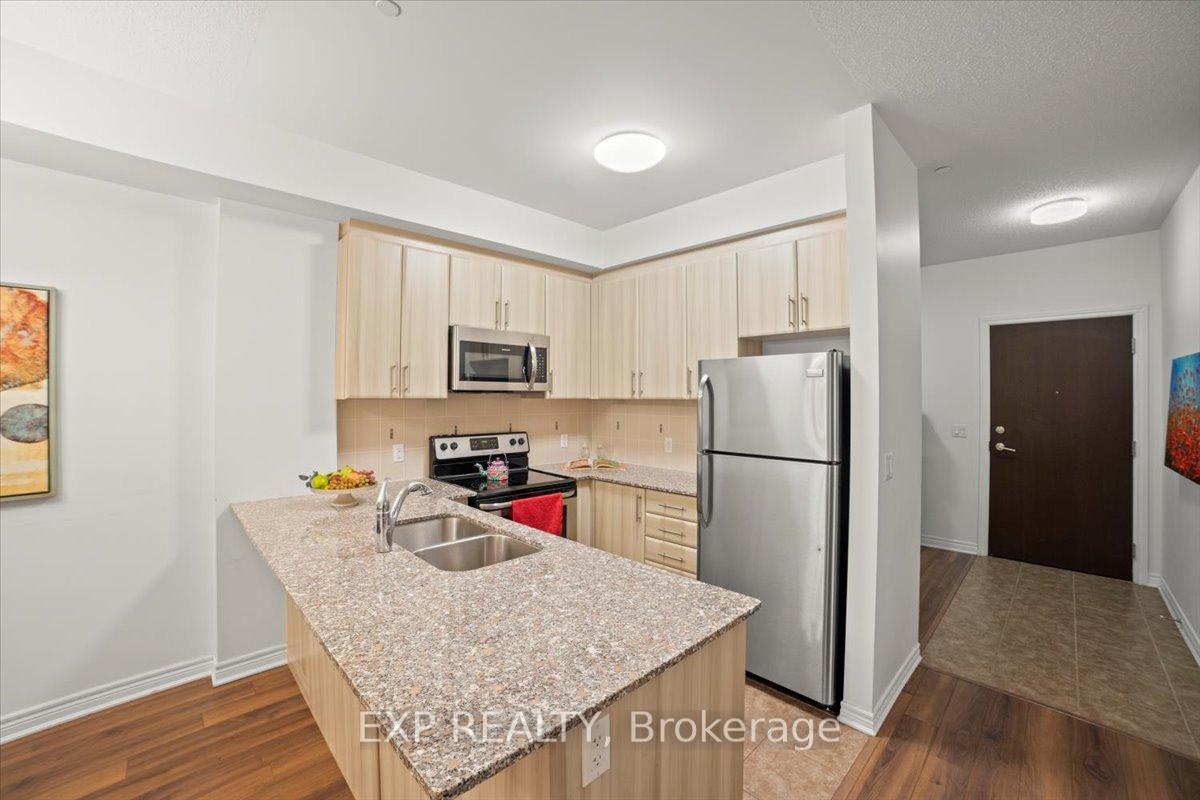 3 Bedrooms Condo at 216 Oak Park, Oakville For sale