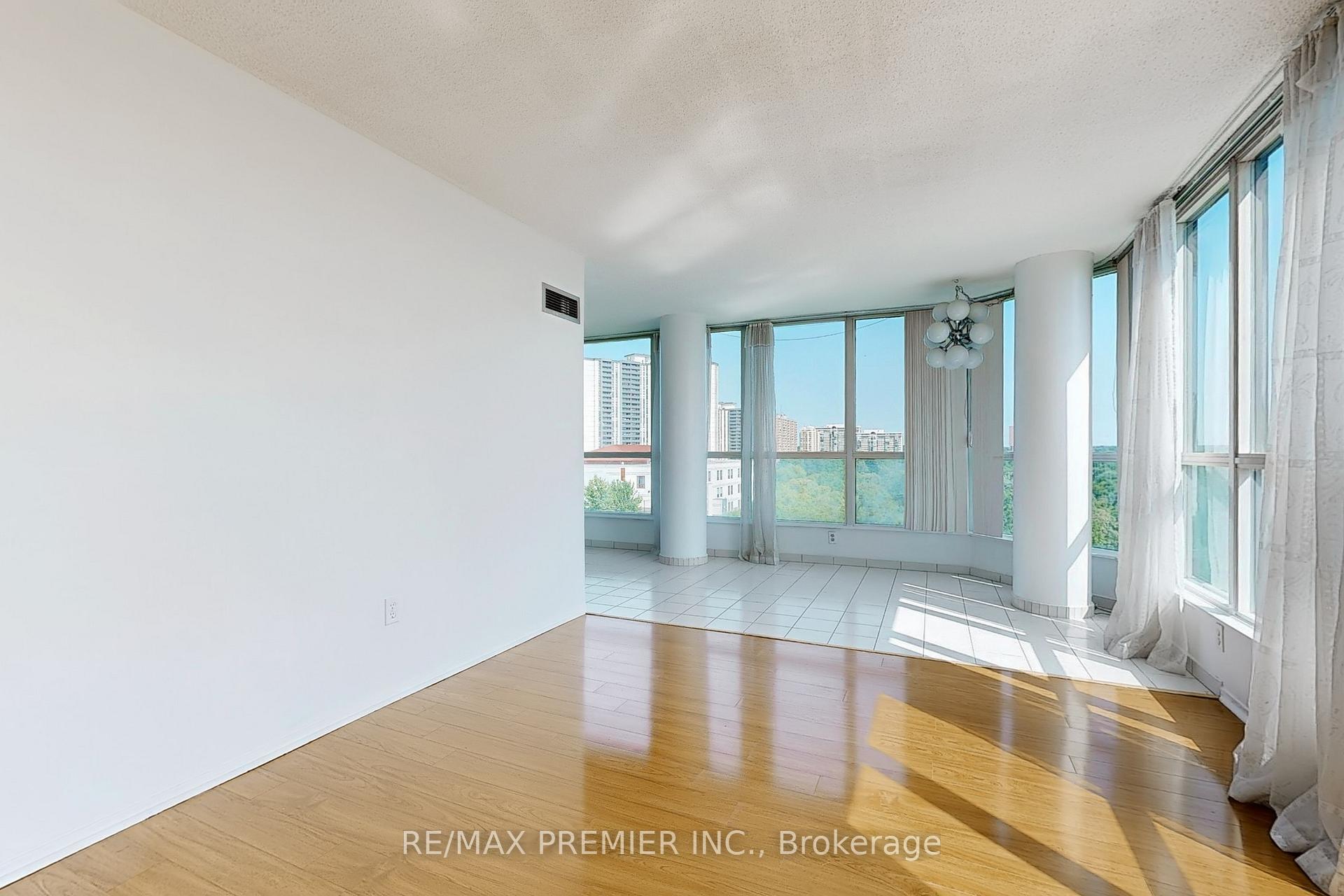 3 Bedrooms Condo at 1 Rowntree, Toronto For sale