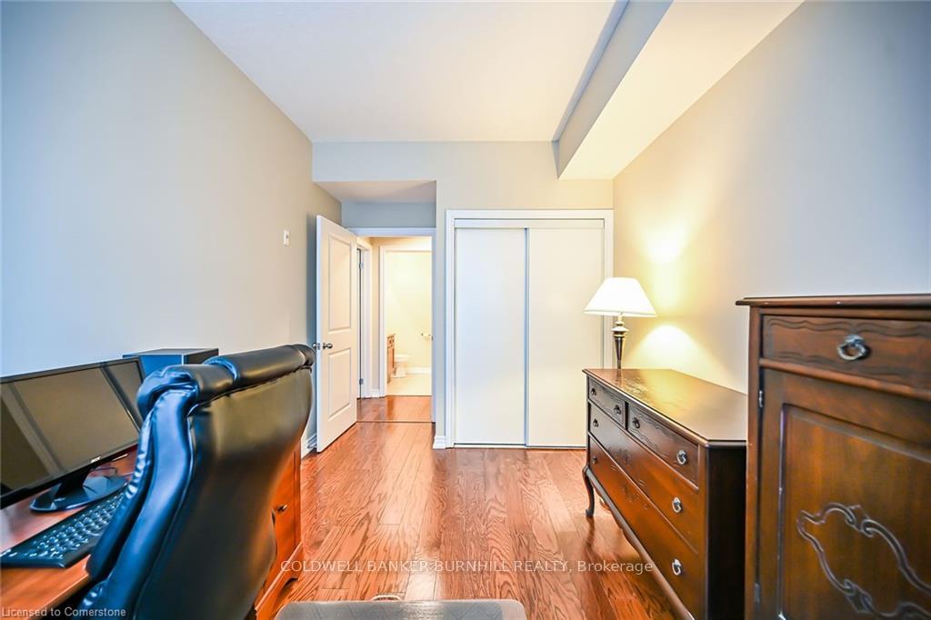 2 Bedrooms Condo at 396 Plains,  Burlington For sale
