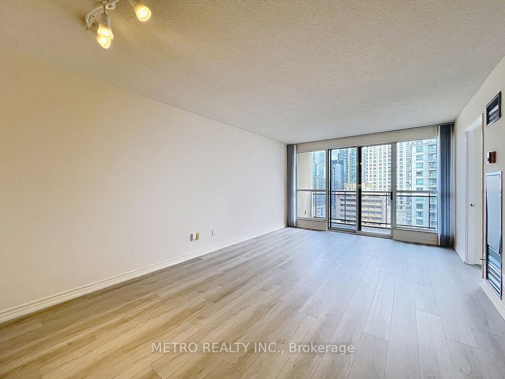 3 Bedrooms Condo at 18 Hollywood, Toronto For sale