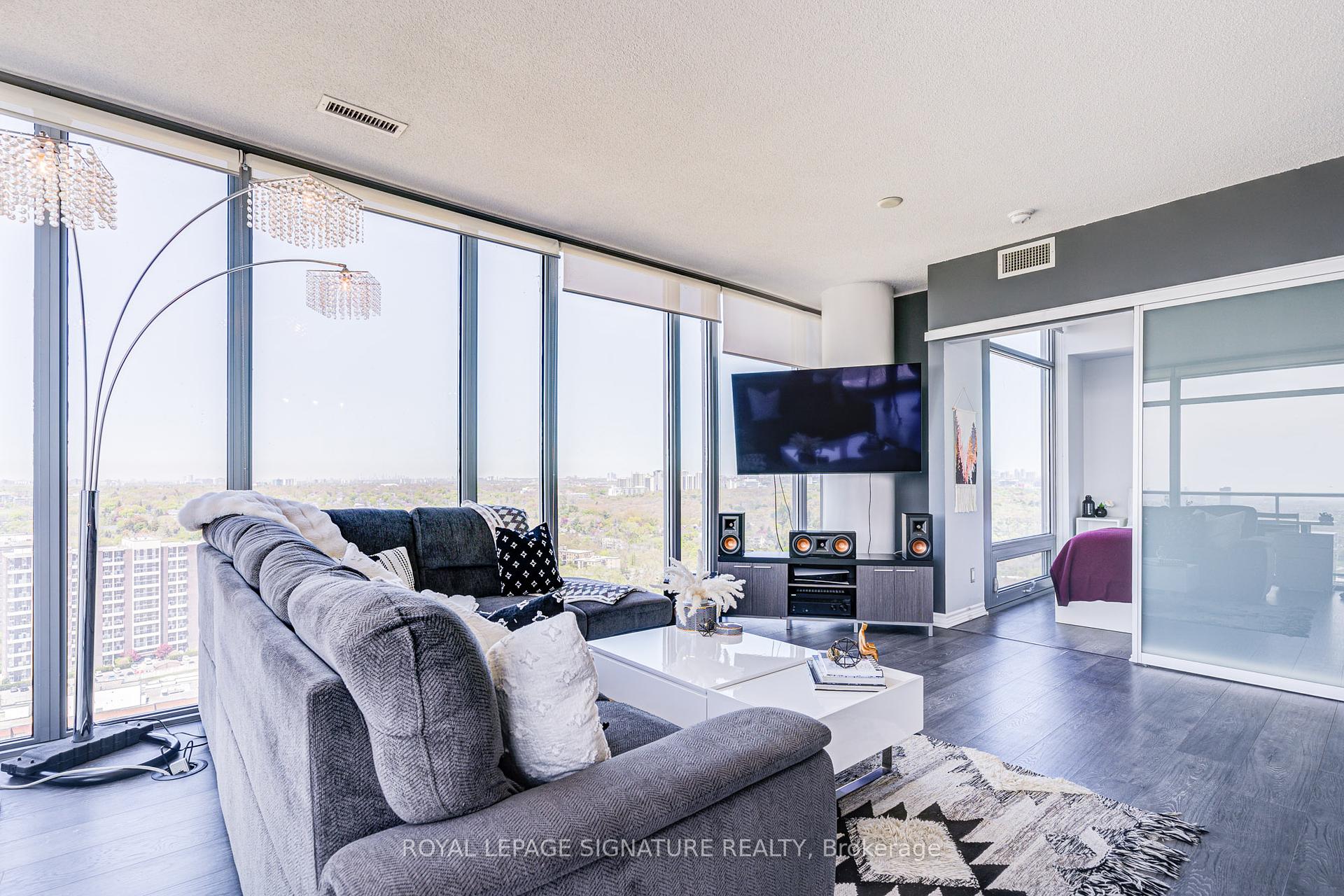 2 Bedrooms Condo at 105 The Queensway, Toronto For sale