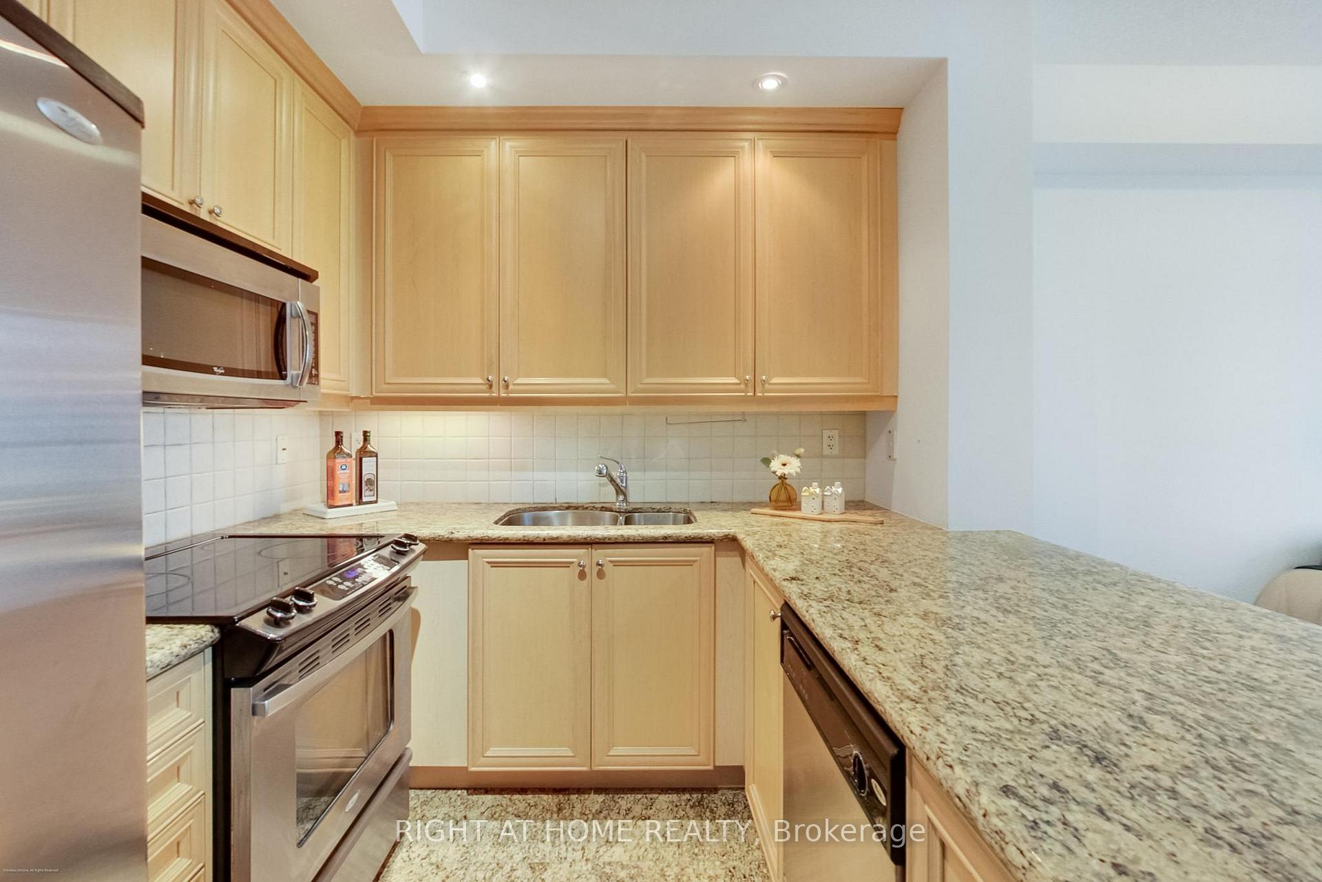 2 Bedrooms Condo at 628 Fleet, Toronto For sale