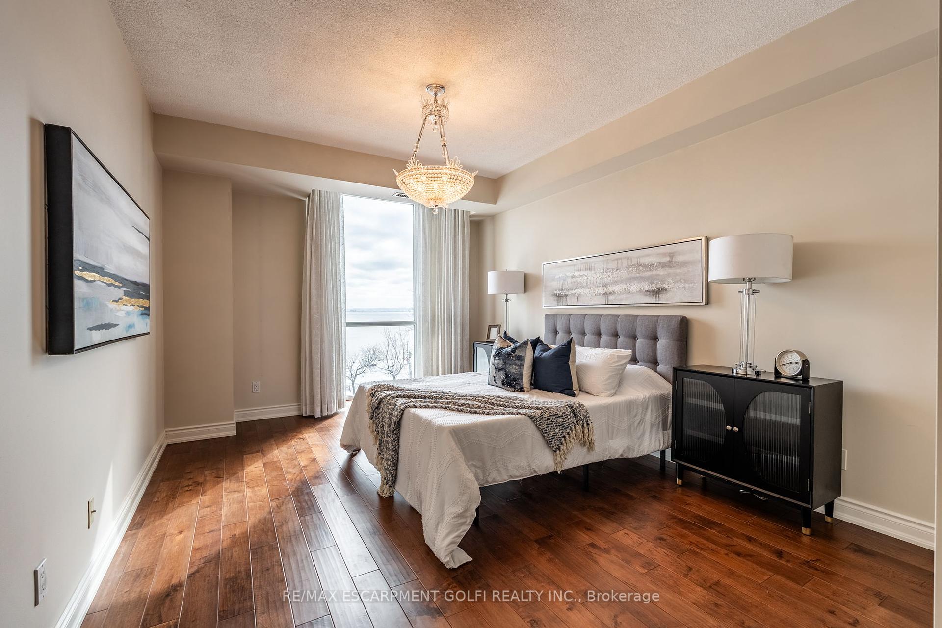2 Bedrooms Condo at 1477 Lakeshore, Burlington For sale