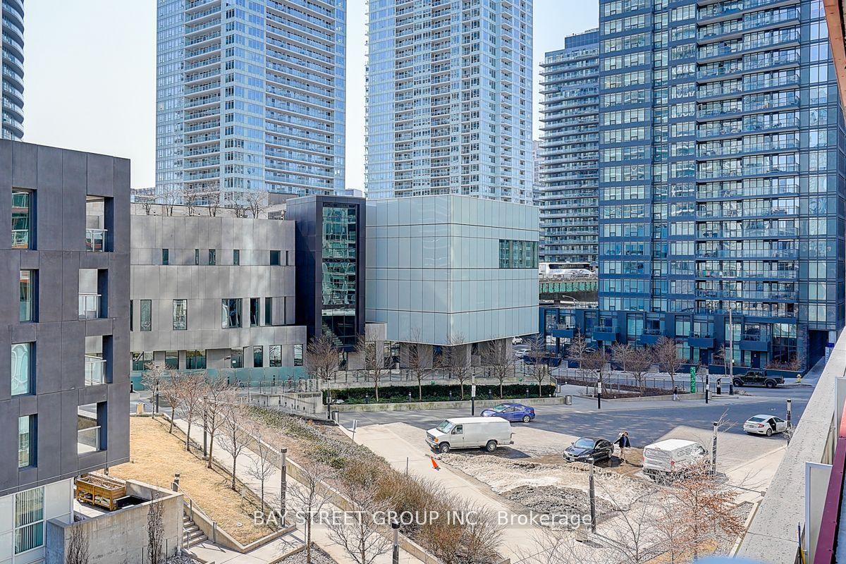 2 Bedrooms Condo at 85 Queens Wharf, Toronto For sale