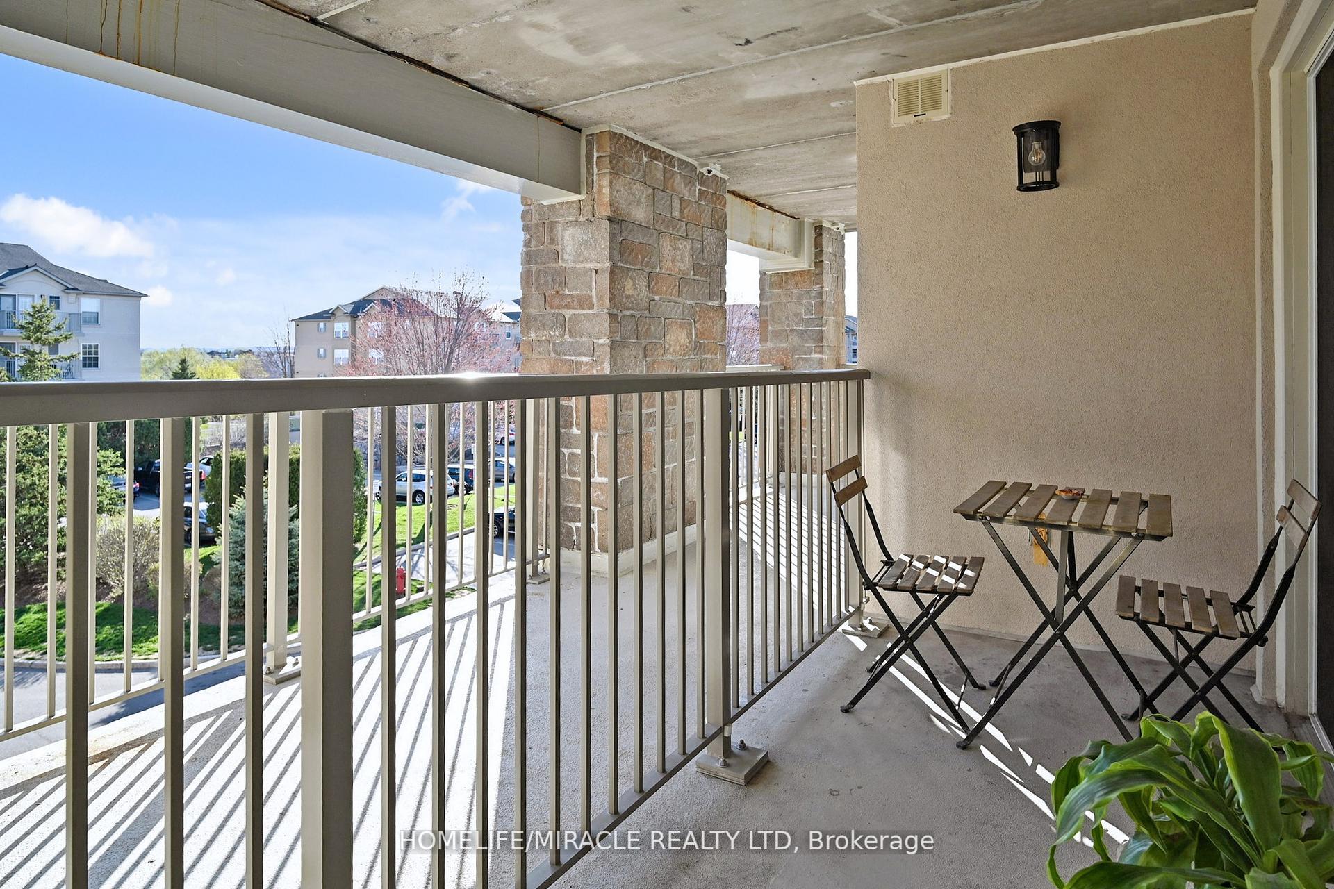 2 Bedrooms Condo at 1440 Bishops, Oakville For sale