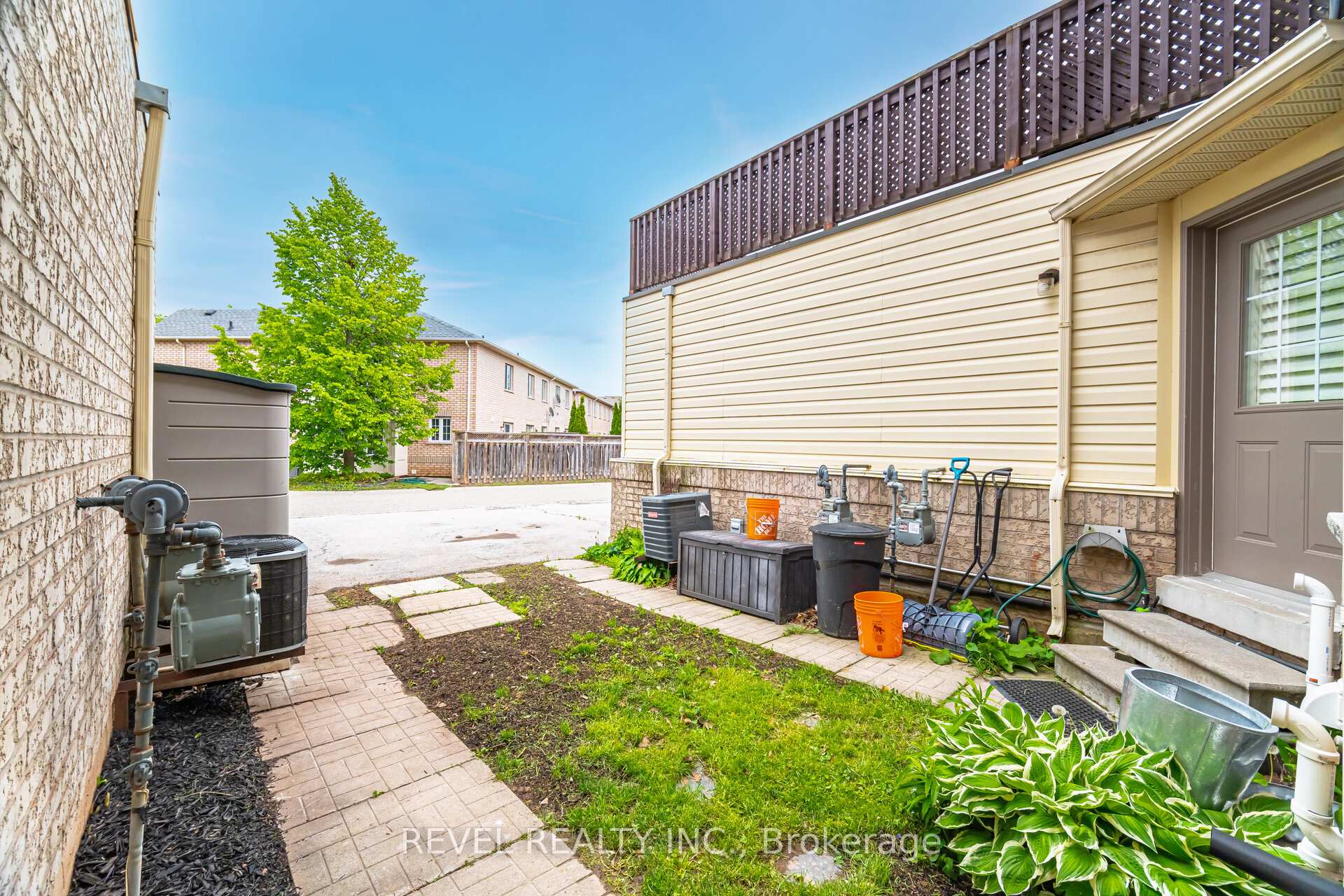 2 Bedrooms Condo at 1489 Heritage, Oakville For sale