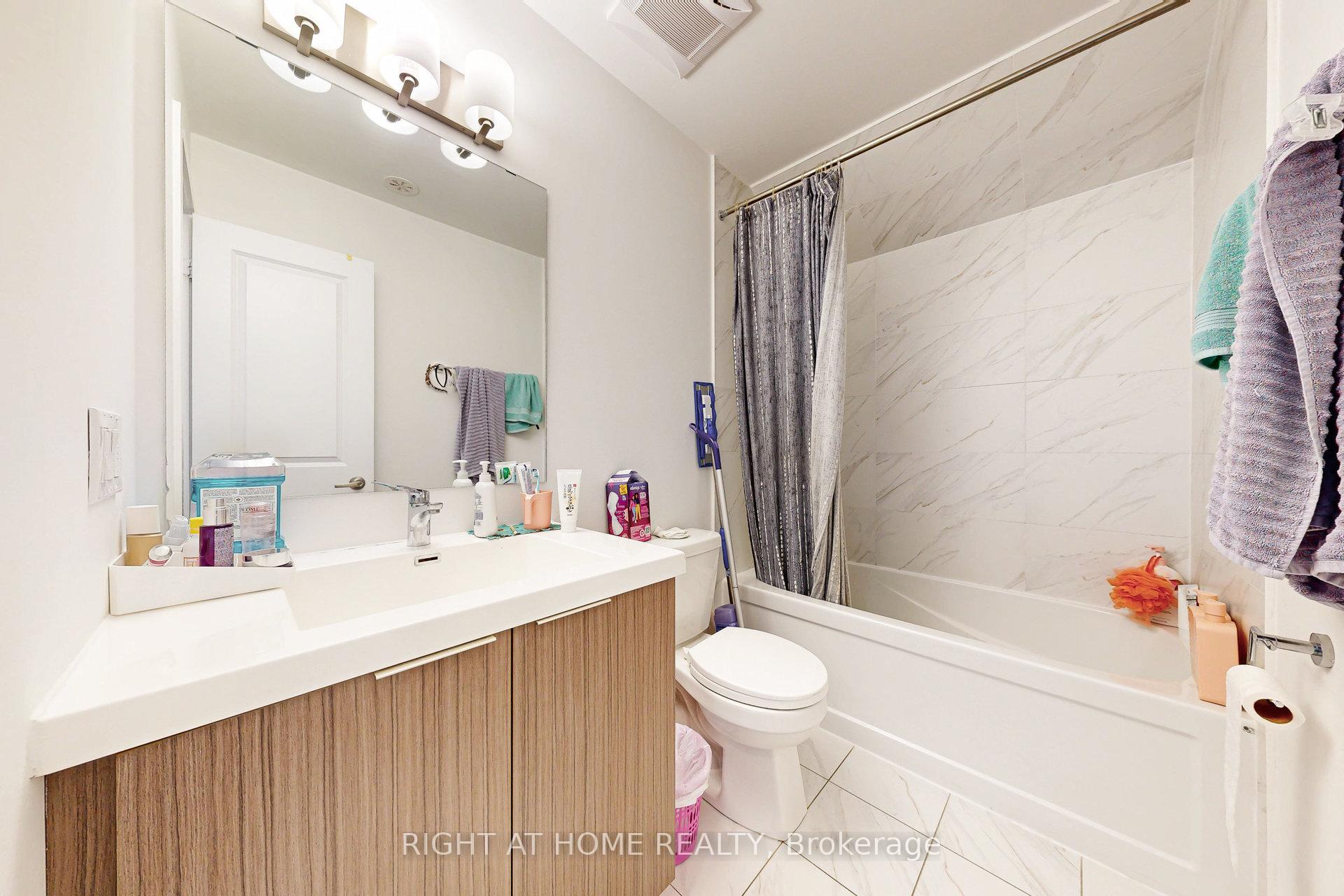 2 Bedrooms Condo at 3058 Sixth, Oakville For sale