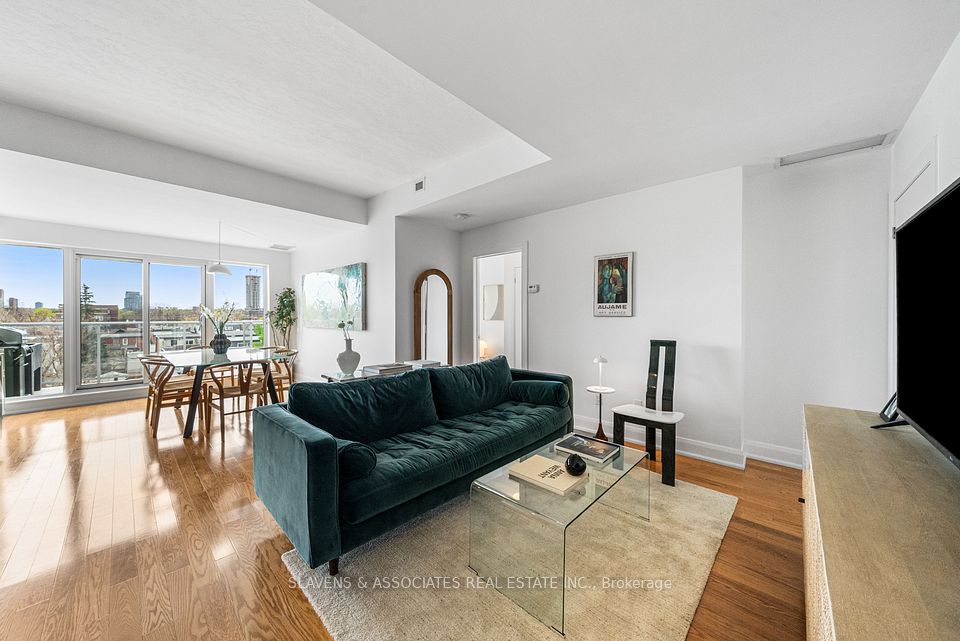 1636 Dundas
