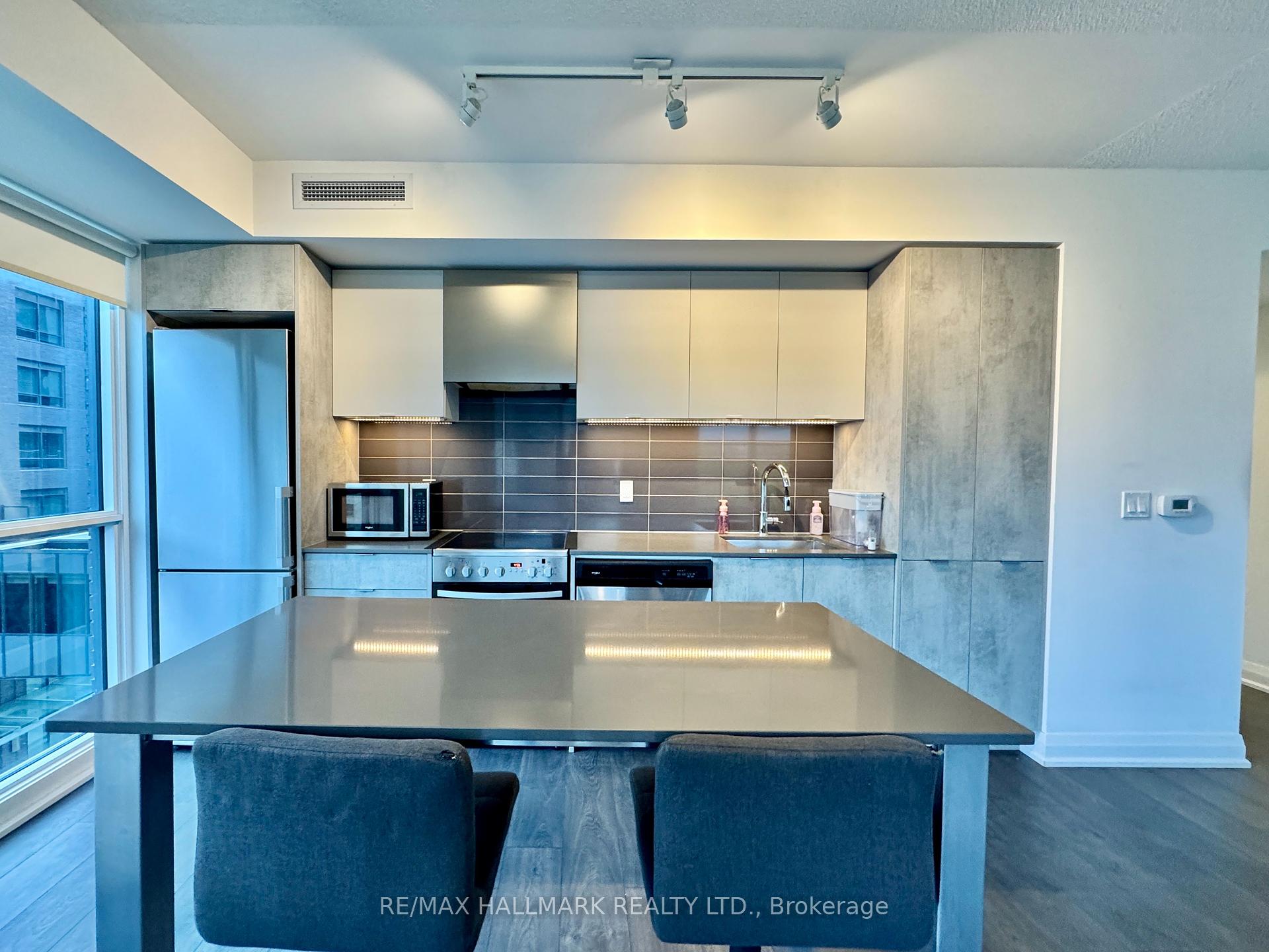 2 Bedrooms Condo at 26 Gibbs, Toronto For sale