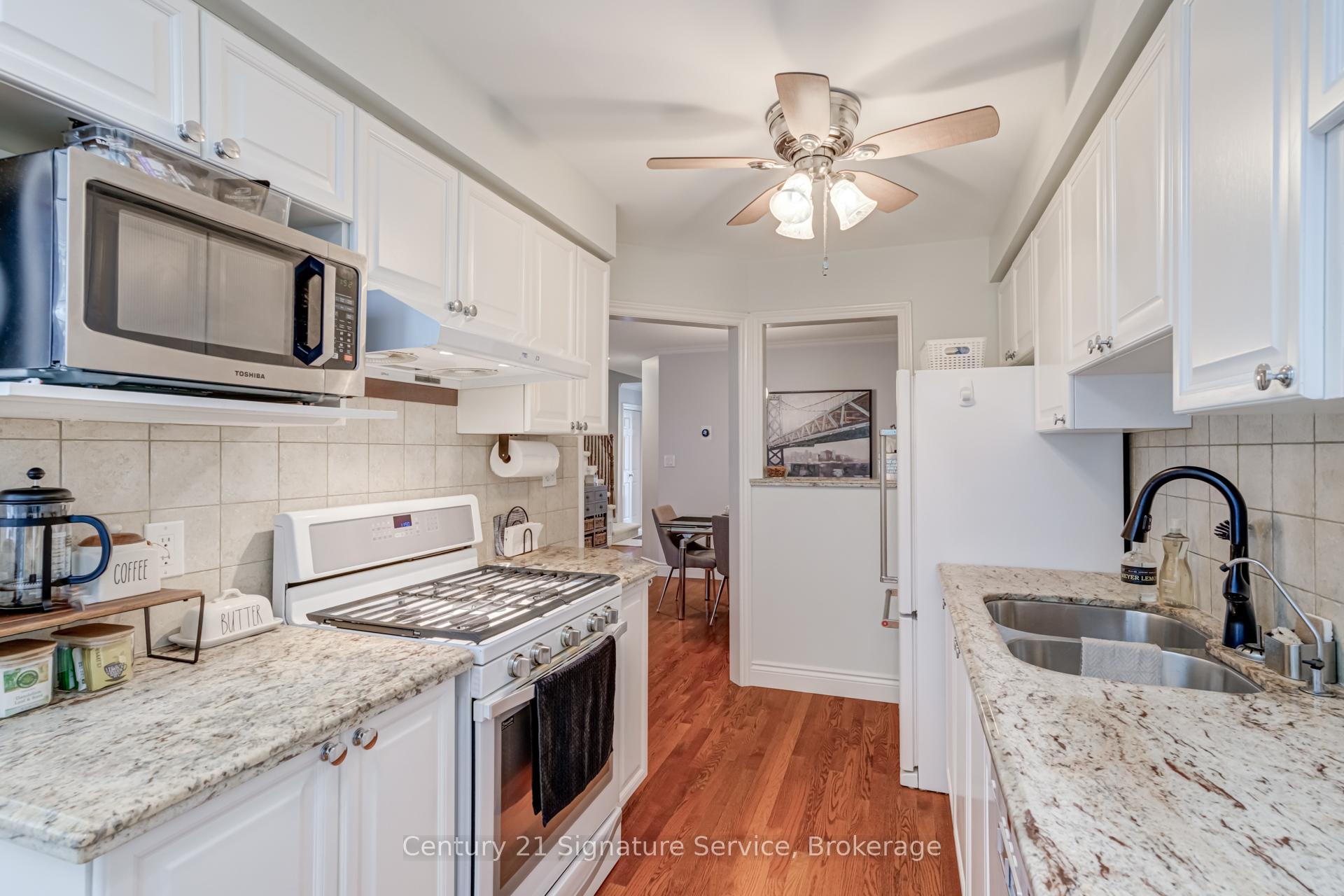 3 Bedrooms Condo at 2230 Walkers, Burlington For sale