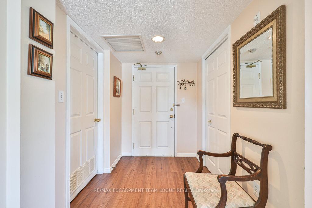 2 Bedrooms Condo at 216 Plains Road West, Burlington For sale